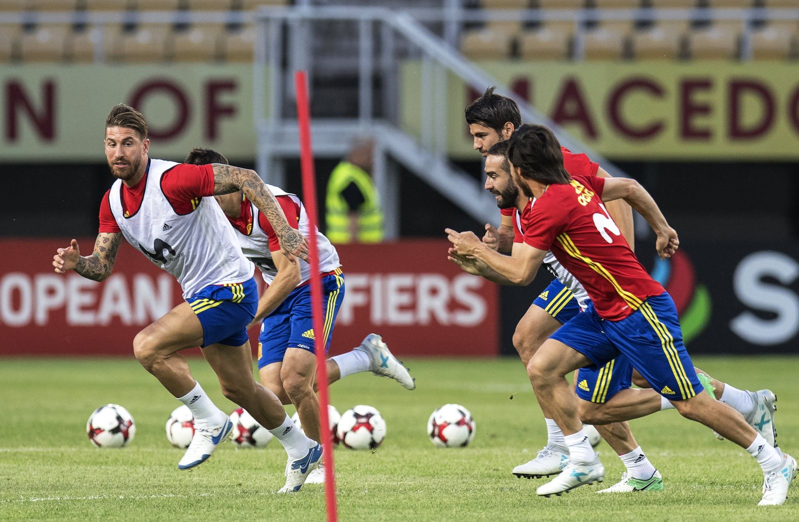 Sergio Ramos se ejercita de cara a la cita ante Macedonia.