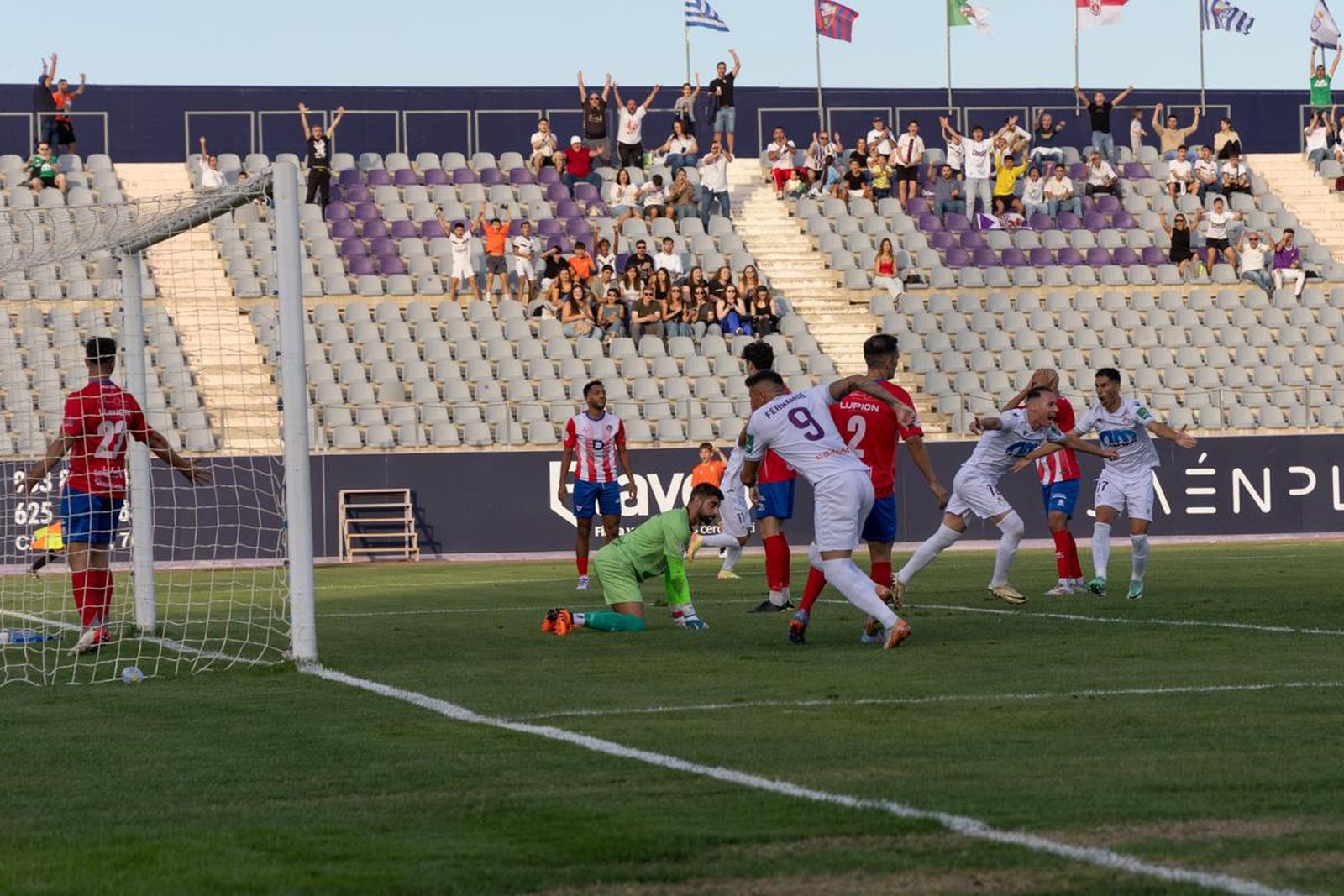 Los almerienses contrariados después de uno de los tantos encajados en su visita al Real Jaén el pasado sábado.