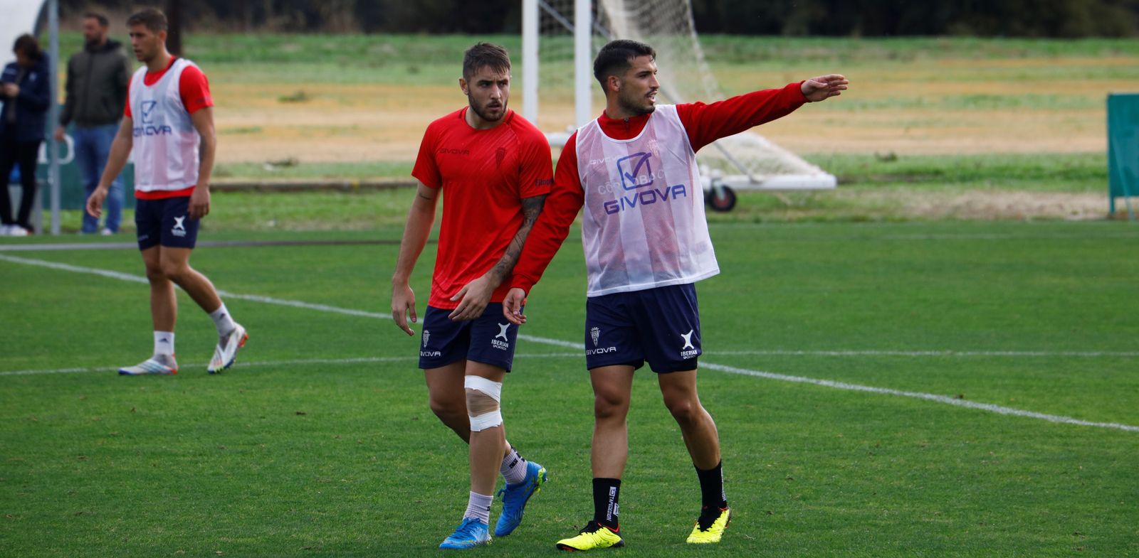 Antonio Casas, con un vendaje en la rodilla que ha tenido lesionada.