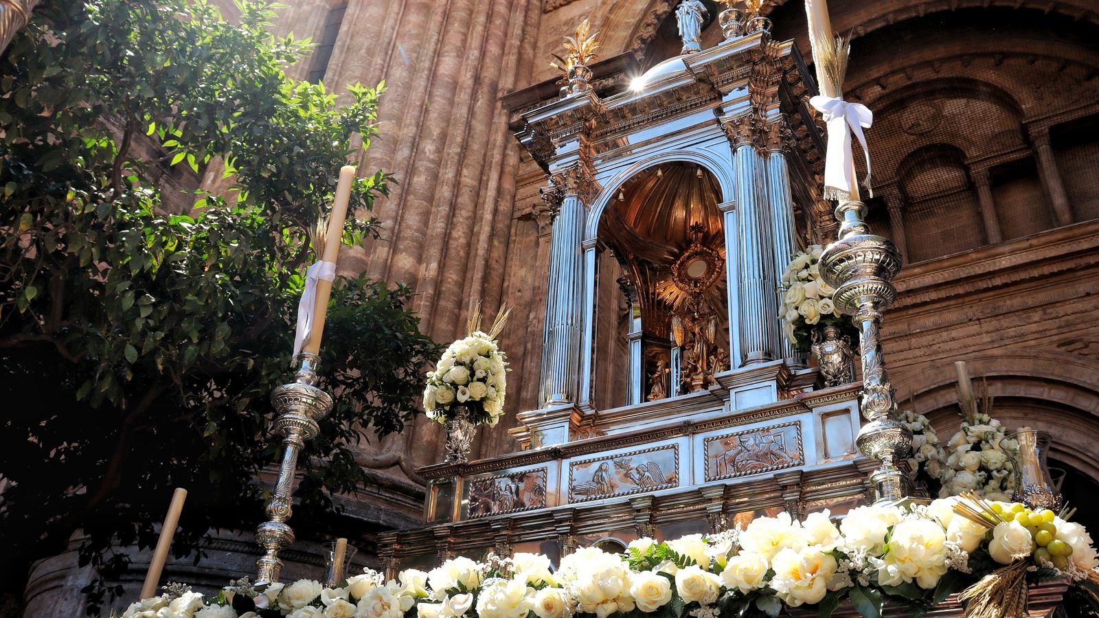 Carroza Corpus Christi con Jesús Sacramental en su salida desde la Catedral