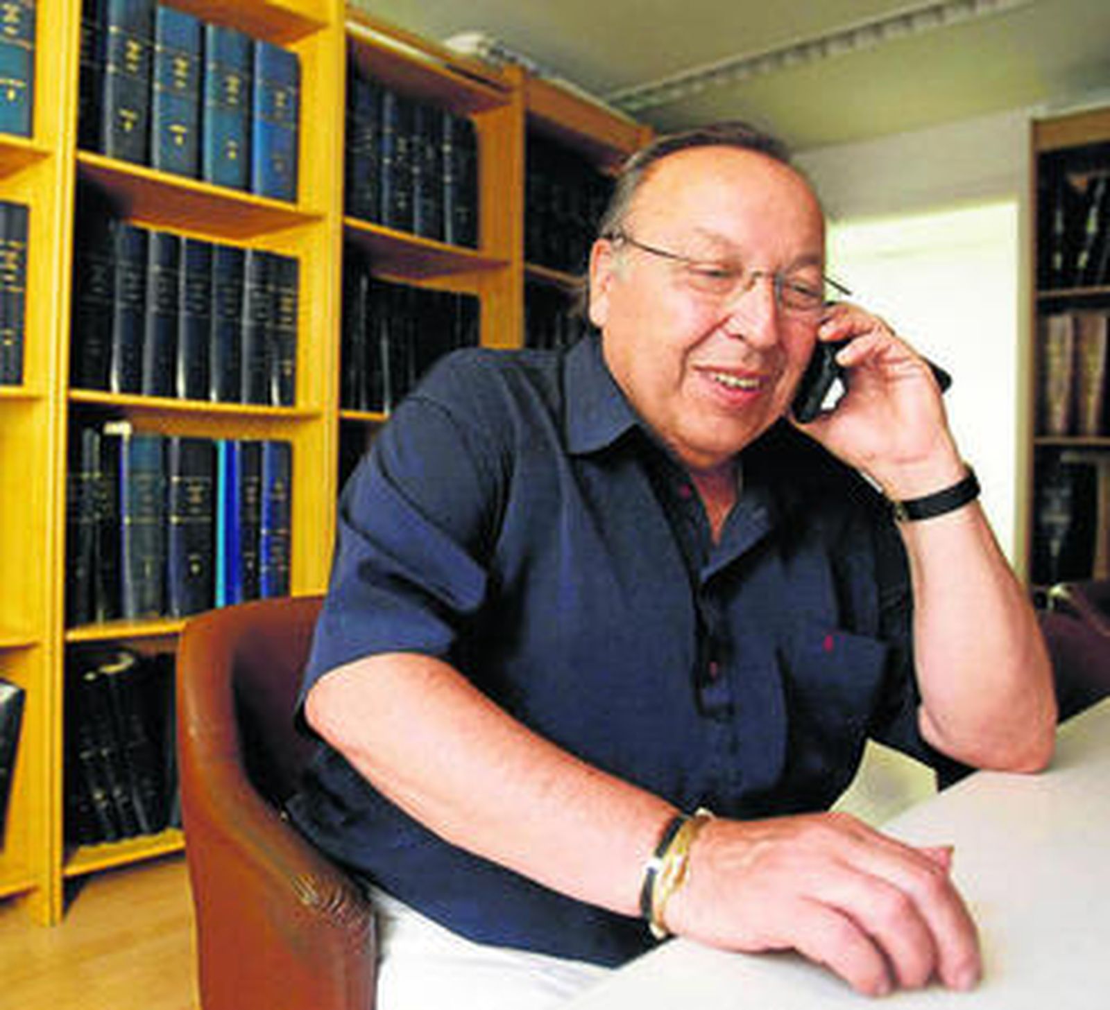 Paco Cepero no paró ayer durante la entrevista de recibir felicitaciones por el premio.