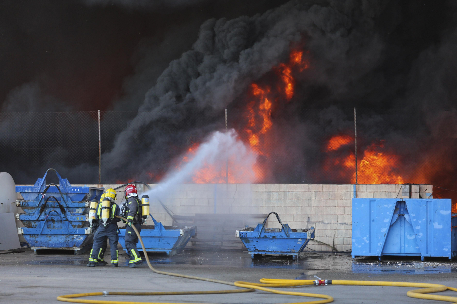 El incendio en el polígono Guadalhorce de Málaga, en fotos