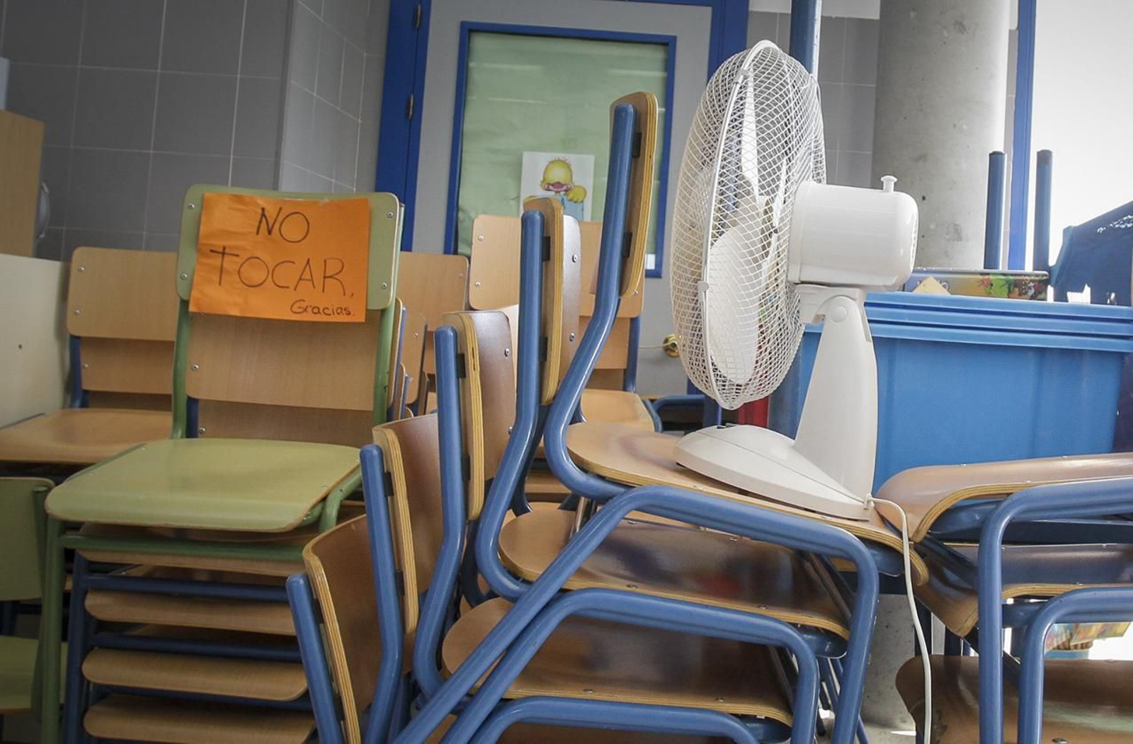 Un ventilador en un aula donde el calor no es soportable para los alumnos.