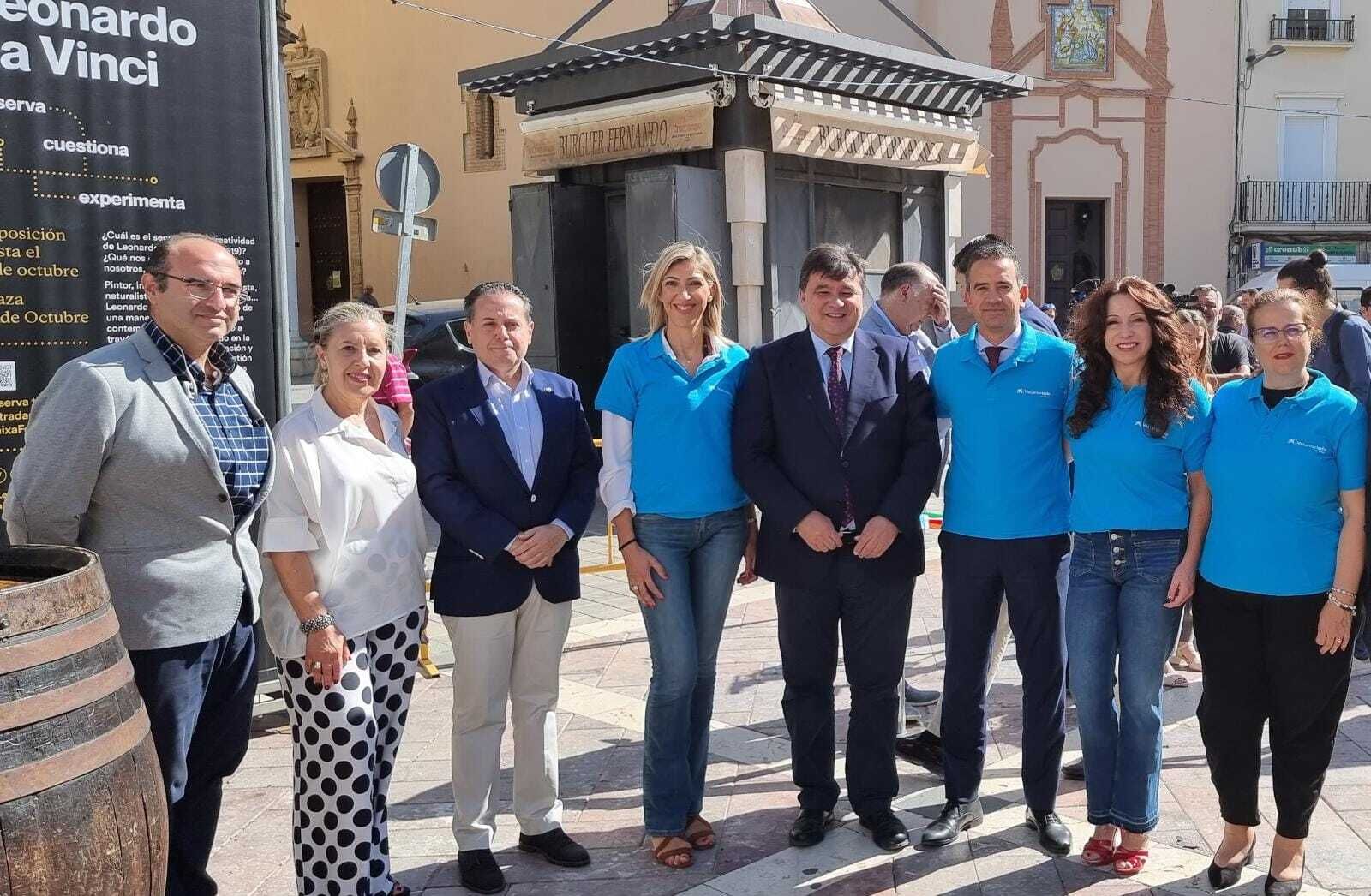 Los voluntarios junto al alcalde de Huelva, Gabriel Cruz, y el presidente de Bareca, Rafael Acevedo.