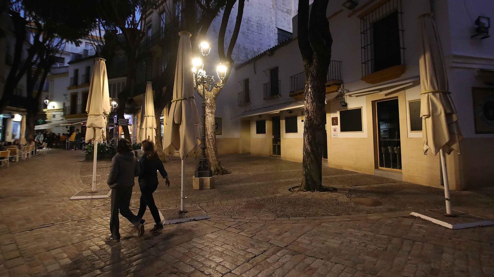 La Cruz Blanca, como muchos restaurantes, cerrada ayer antes del nuevo límite horario.