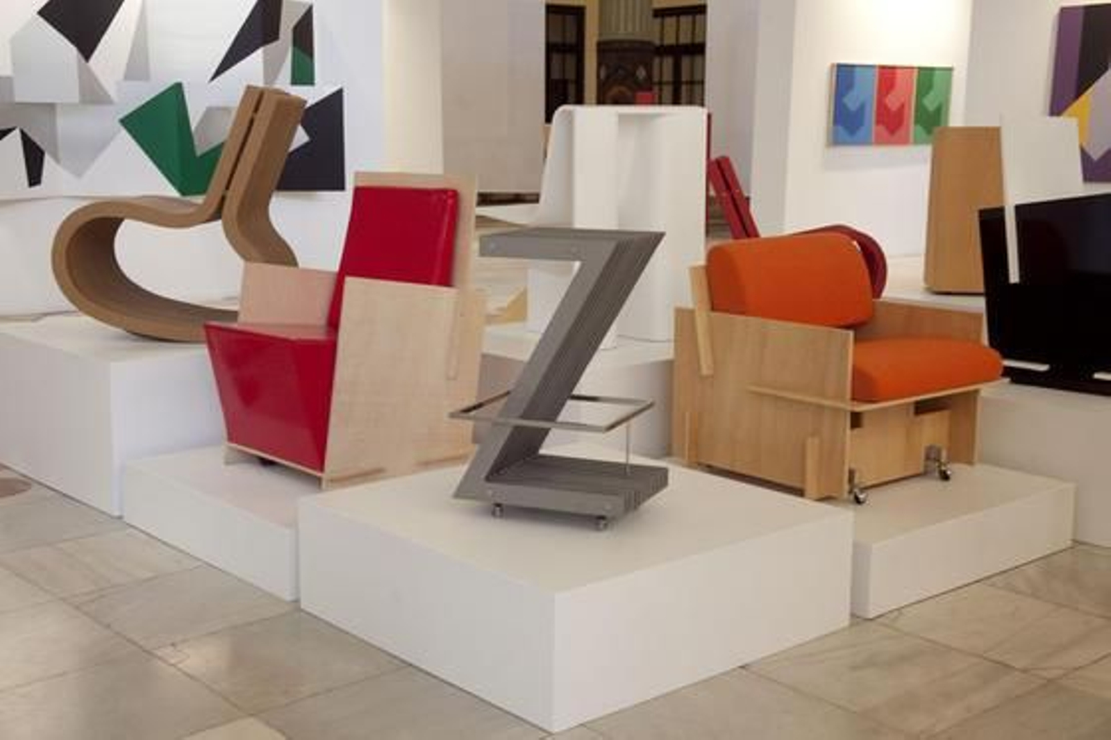 Imagen de la muestra 'Juan Serrano. Pintura, escultura, diseño', que puede disfrutarse en el Casino de la Exposición. / Jaime Martínez