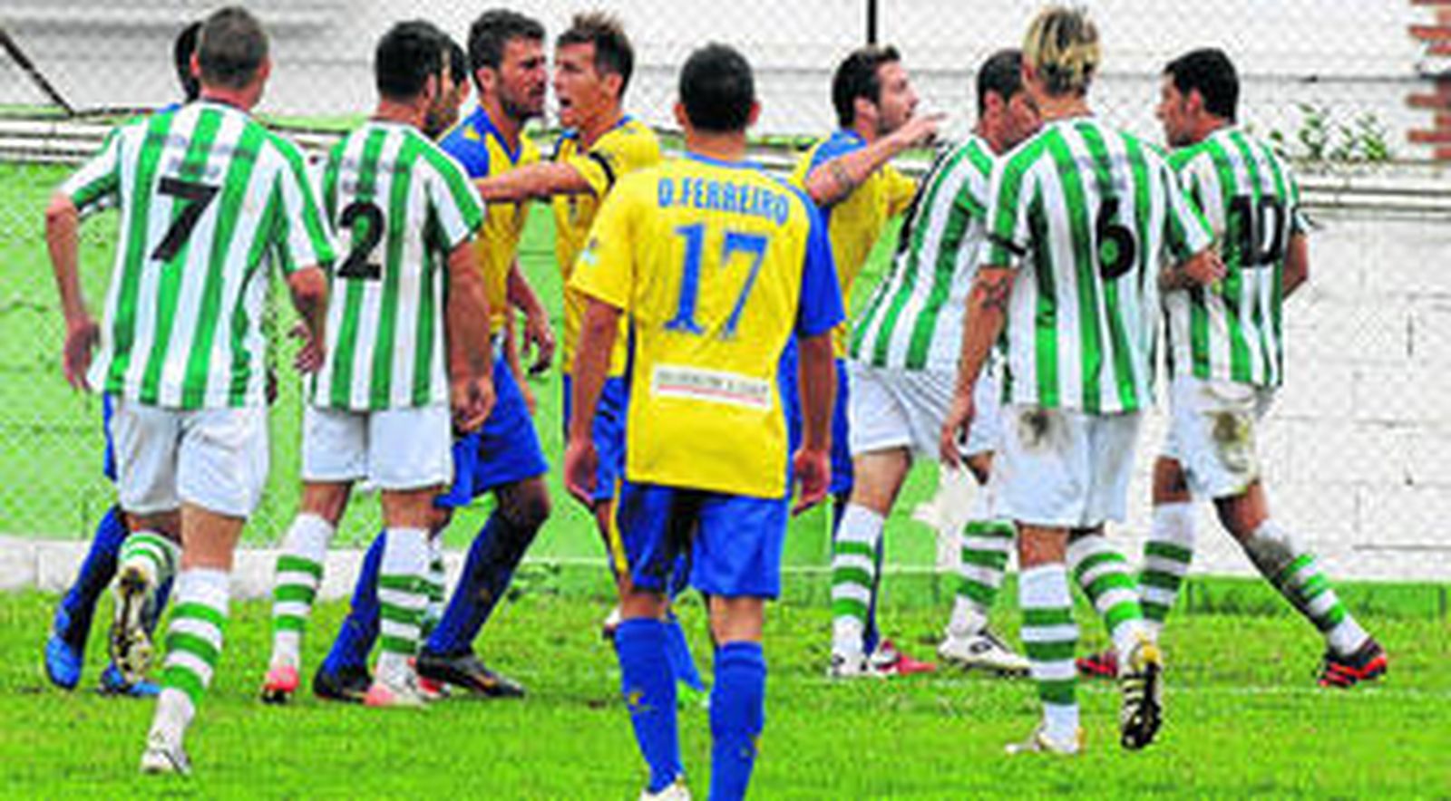 Los jugadores del Cádiz se enfrascan en una riña con los del Villanueva en uno de los momentos de mayor tensión del encuentro.