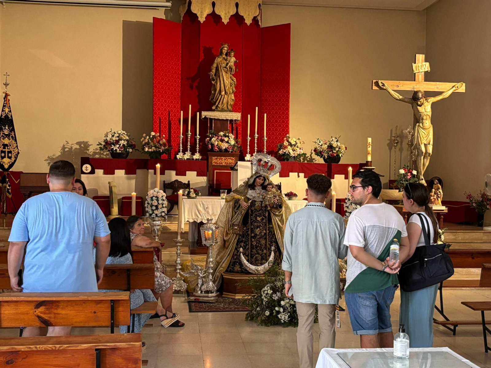 Imagen de la Virgen del Carmen a los pies del altar durante el besamanos previo a su salida procesional.