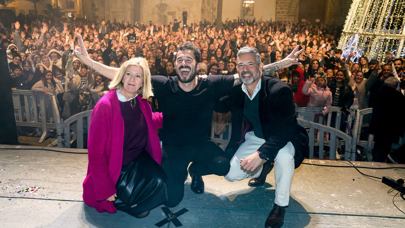 Antoñito Molina inauguró el alumbrado navideño, junto al alcalde de Rota.