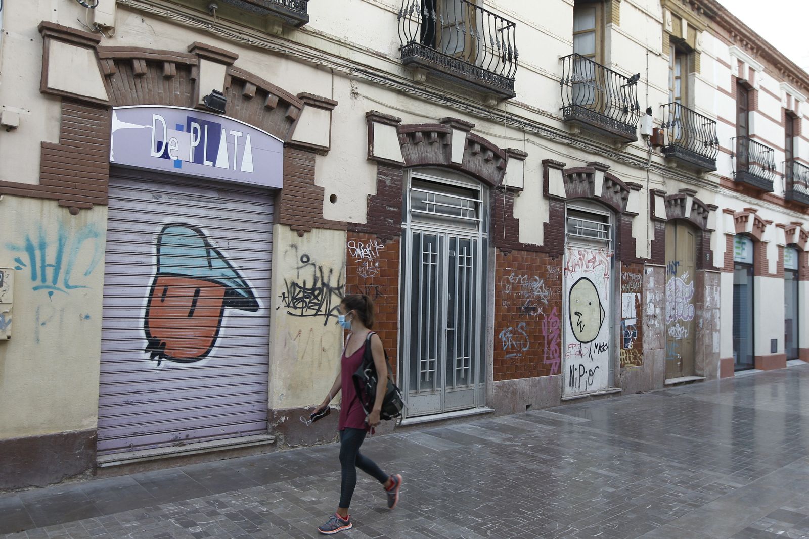 Negocios cerrados alrededor del Mercado Central de Almería.