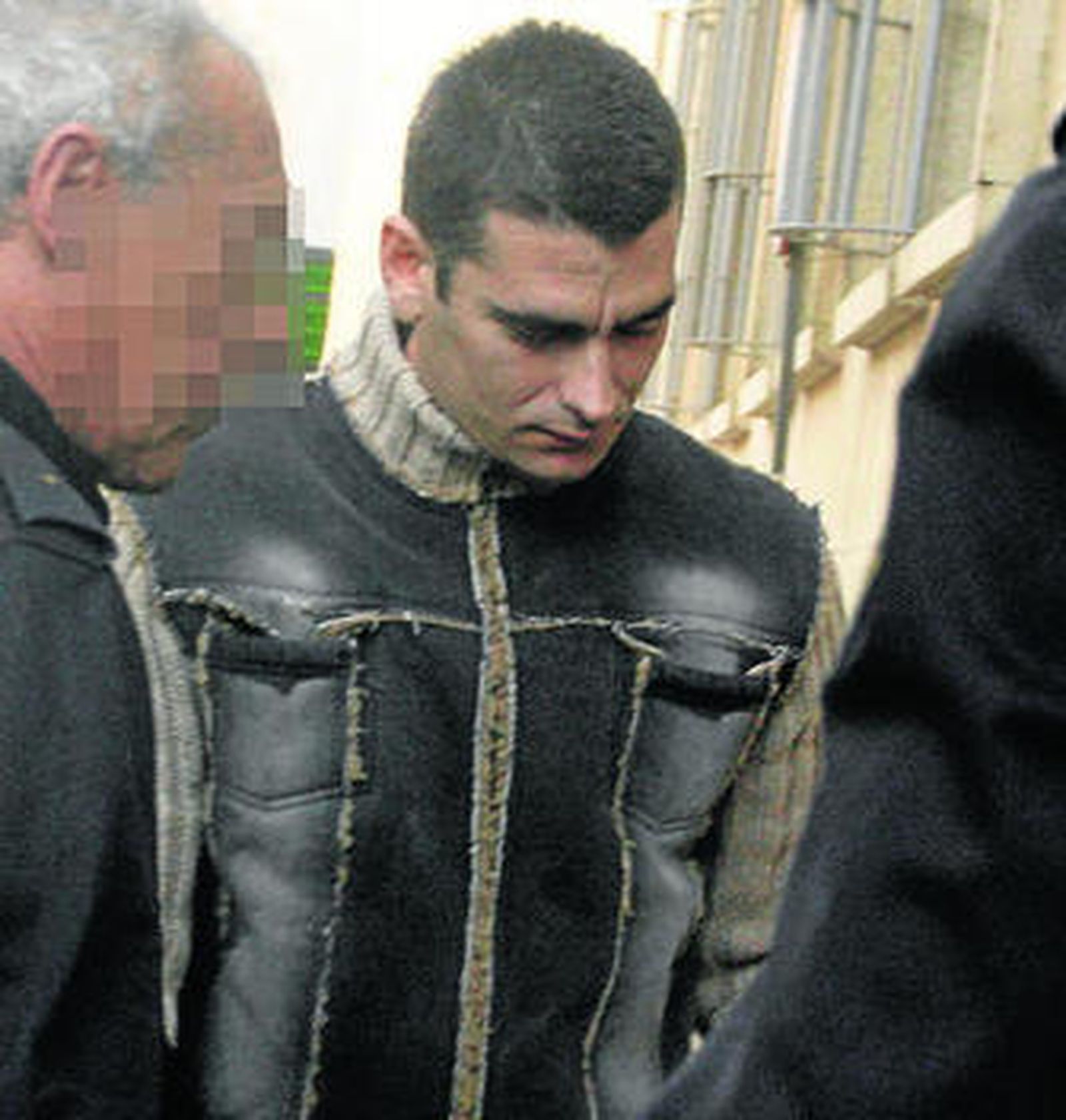 El cabecilla del grupo y principal acusado, a su llegada al juzgado.