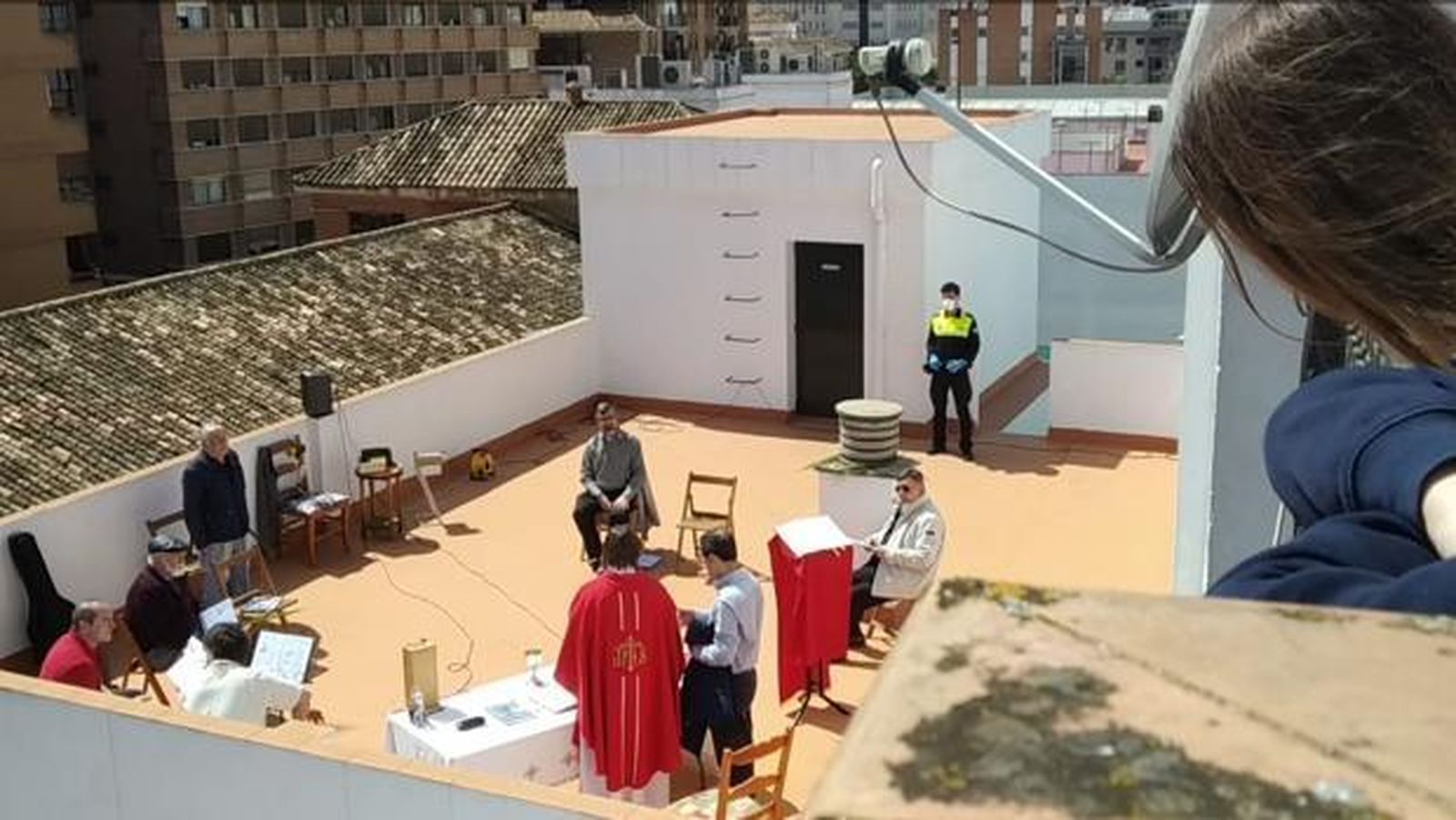 Un policía, en la azotea del edificio de los paúles de Triana, el Domingo de Ramos de 2020.