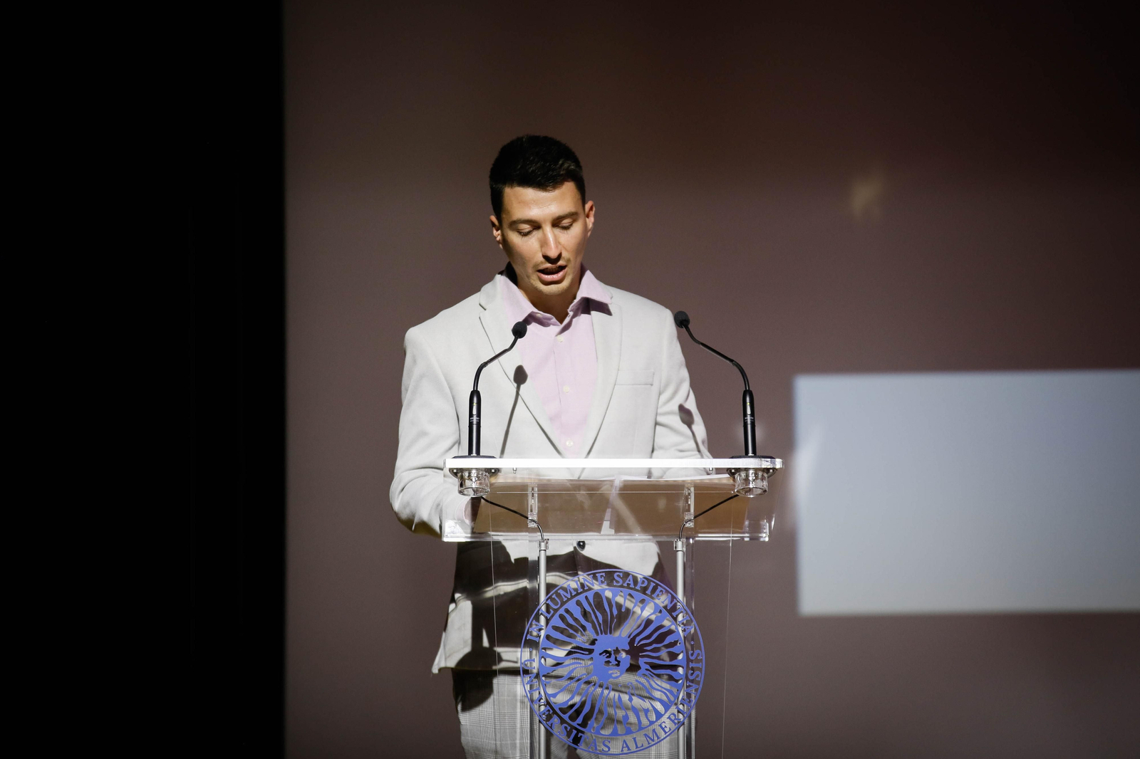 Imágenes del acto de reconocimiento a antiguos alumnos y amigos de honor en la UAL