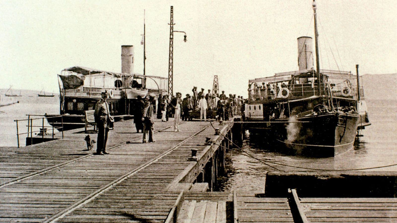Los vapores que enlazaban cada día los puertos de Algeciras y Gibraltar atracados en el muelle de Madera hacia 1910.