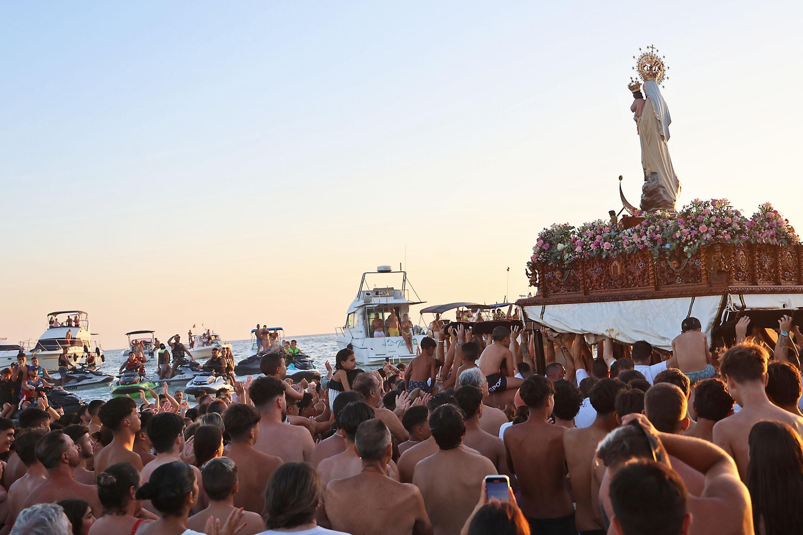 Imágenes de la Virgen del Carmen procesionando en Punta Umbría