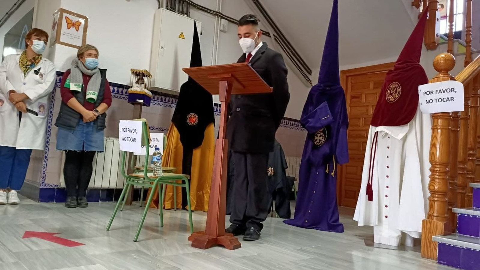 Pregón de la Semana Santa del Ave María de San Cristóbal, junto con las túnicas nazarenas de varias cofradías del barrio