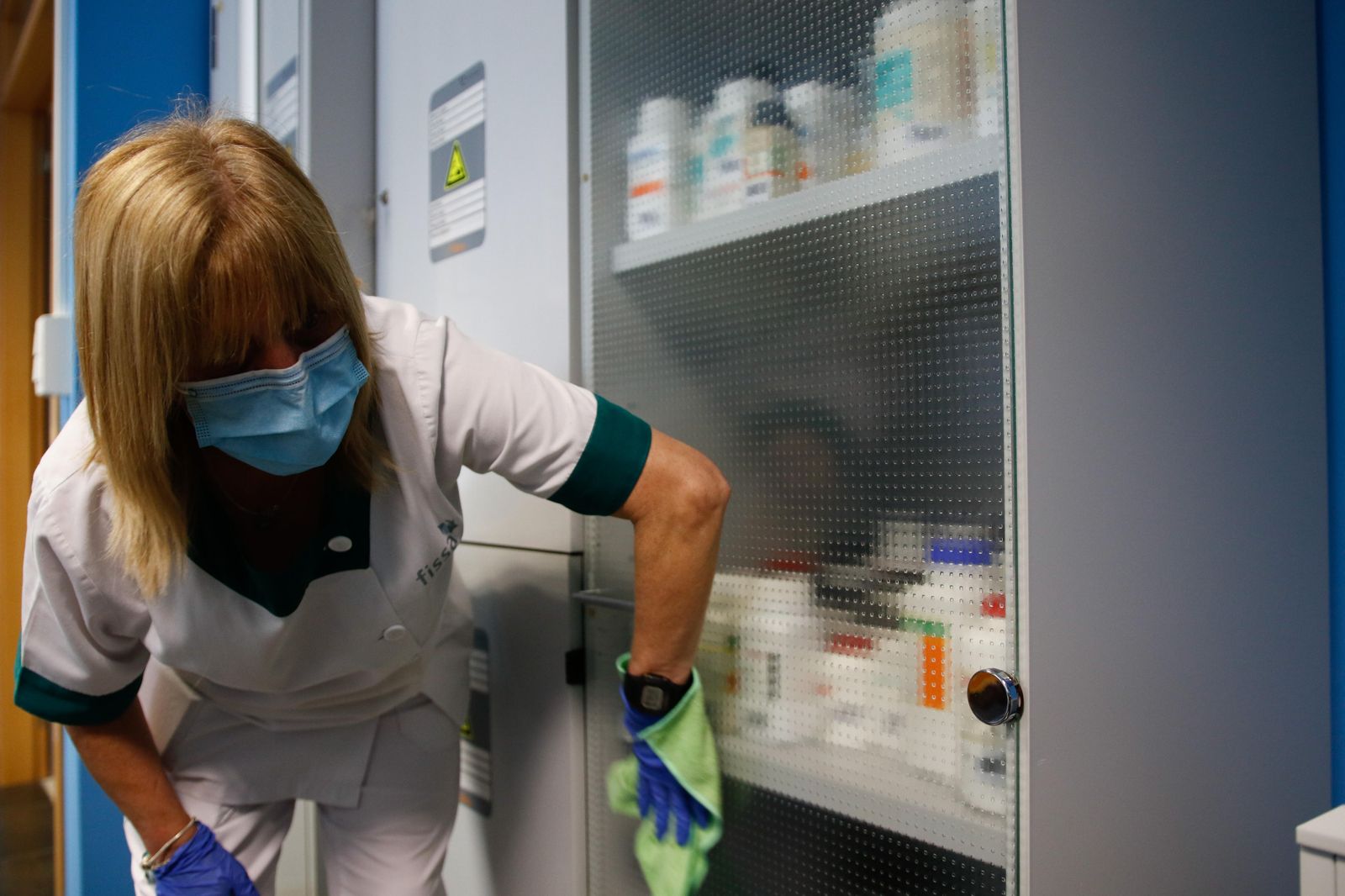 Una limpiadora desinfecta uno de los laboratorios de la Facultad de Ciencias.