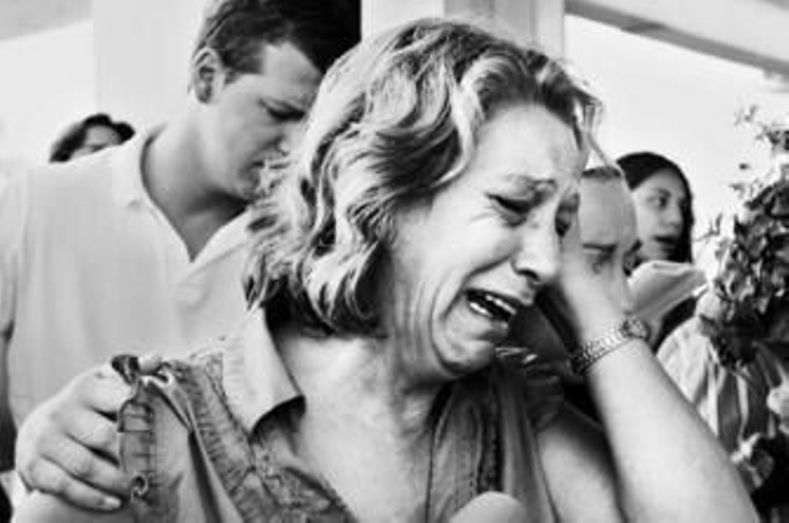 Una mujer llora antes de entrar en las instalaciones de Ifema.