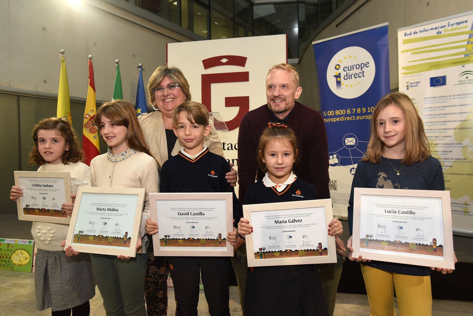 Ana Muñoz, Juergen Foecking y los escolares premiados en el concurso Mi primer Huerto Ecológico.