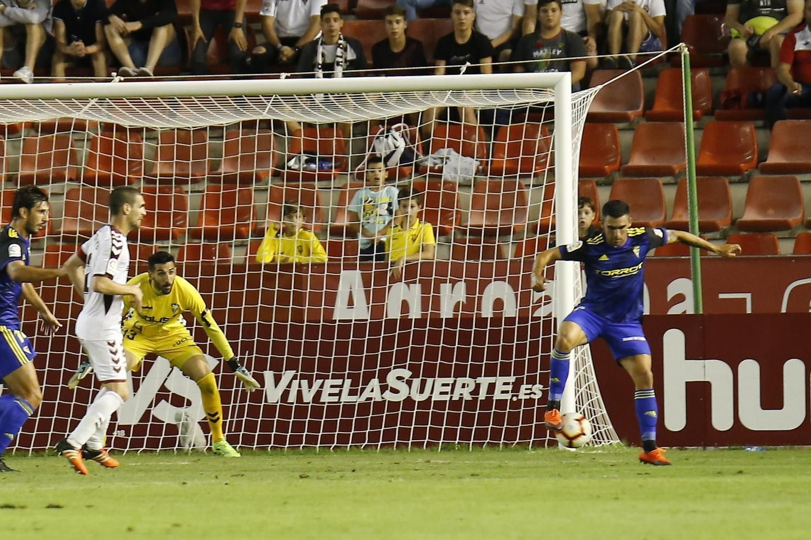 Romera conecta el taconazo que supuso el empate para el Cádiz. Romera conecta el taconazo que supuso el empate para el Cádiz.