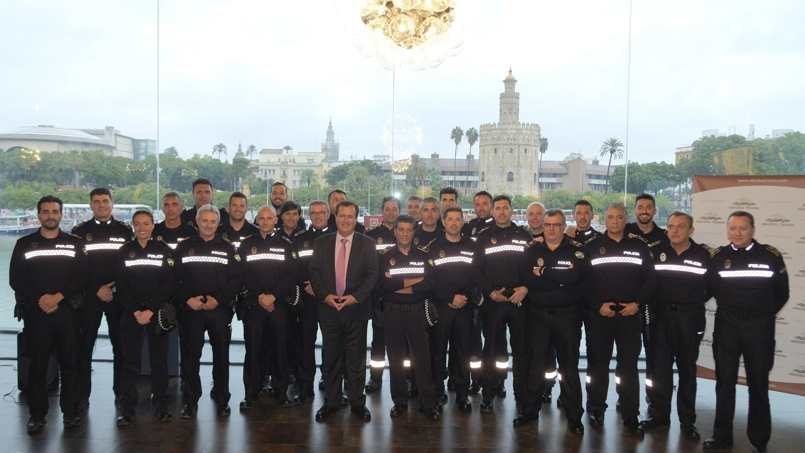 Cabrera con los agentes que reciben la cruz al mérito.