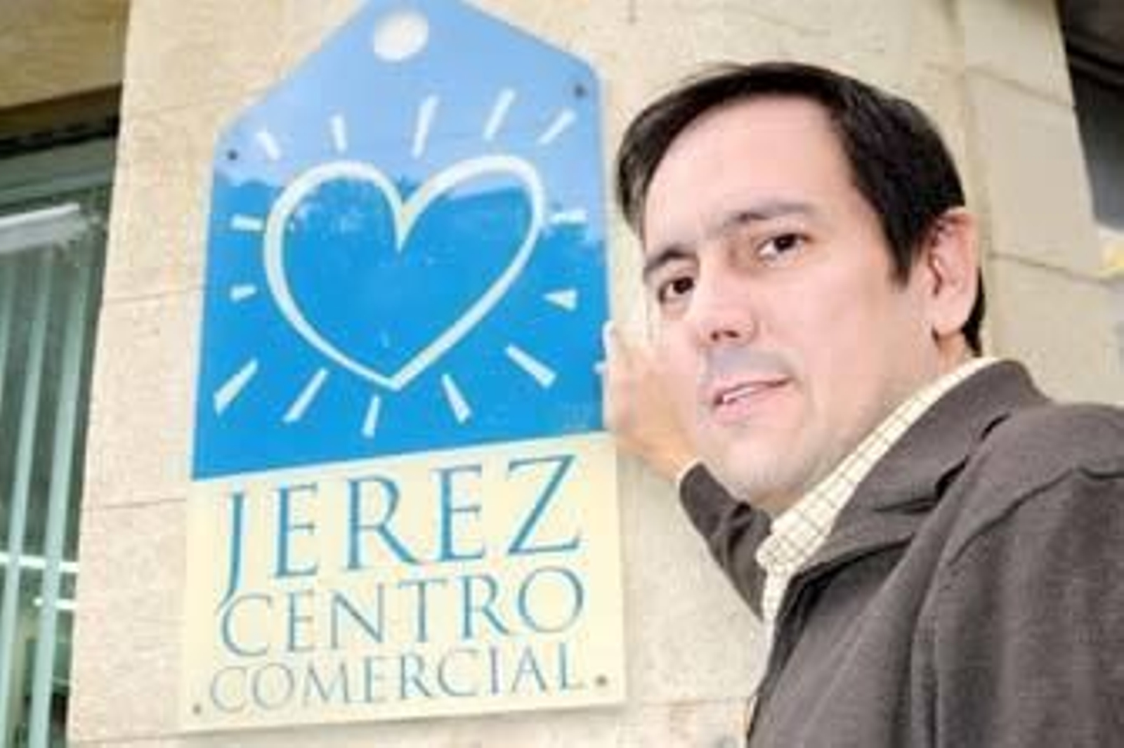 Fernando García, junto al logotipo de Jerez Centro Comercial, el proyecto más ambicioso de la asociación. /Manuel Aranda