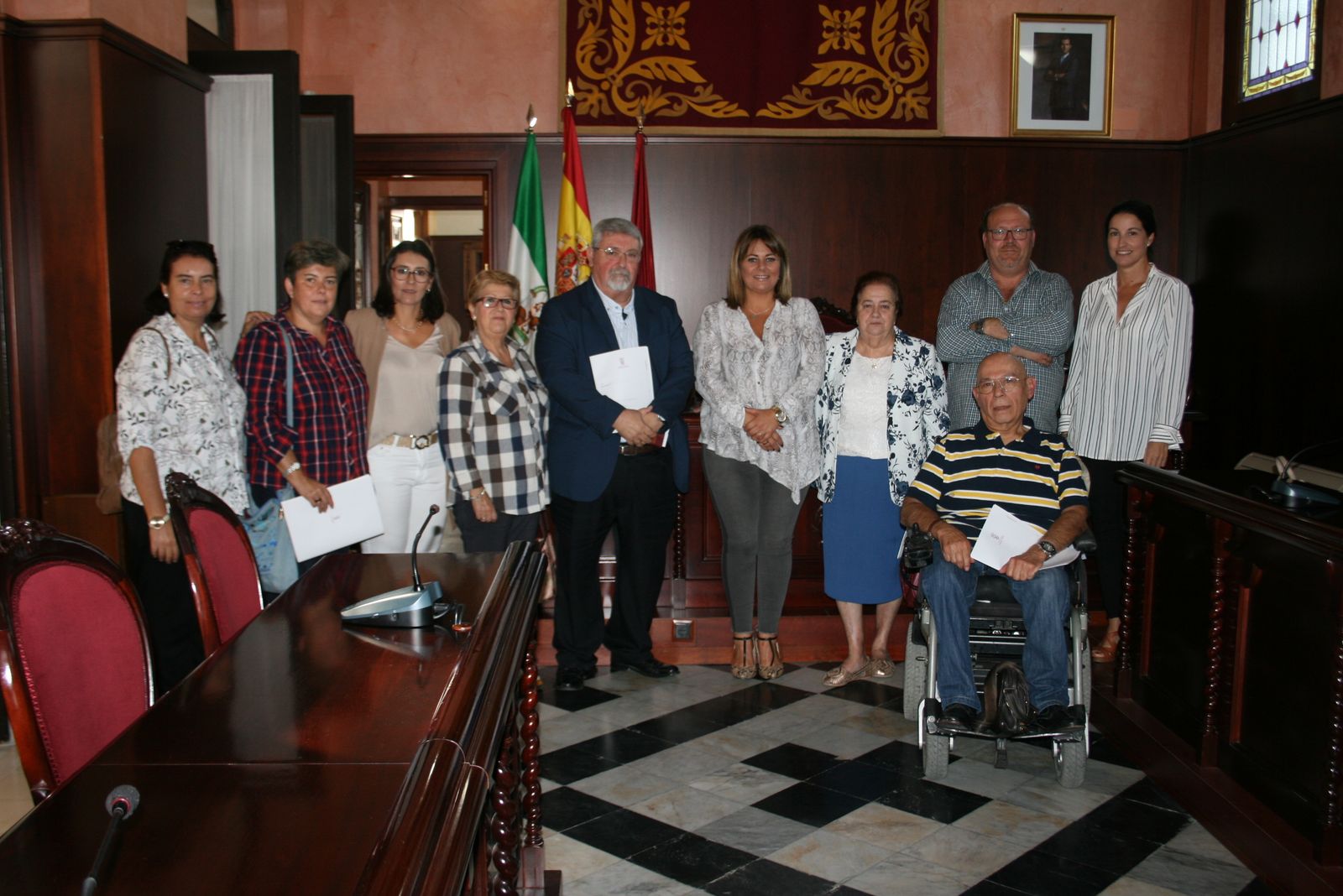 La alcaldesa junto a representantes de las entidades beneficiarias