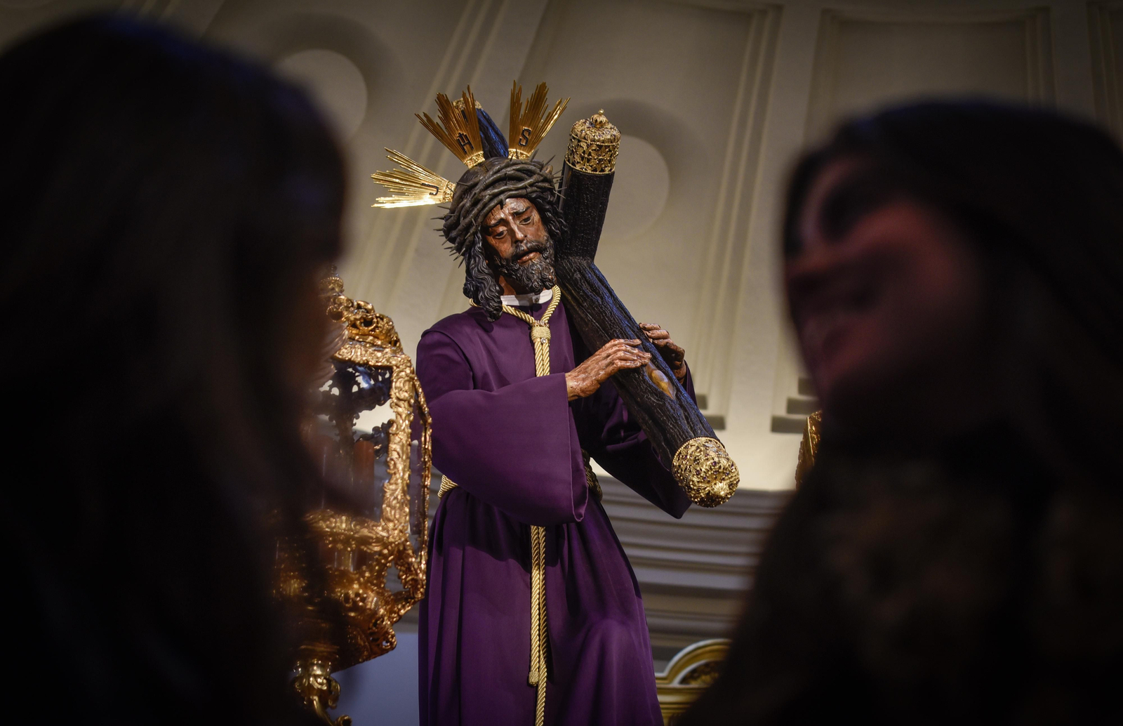 Las imágenes del ambiente en la Macarena y el Gran Poder el Jueves Santo en la Semana Santa de Sevilla 2024