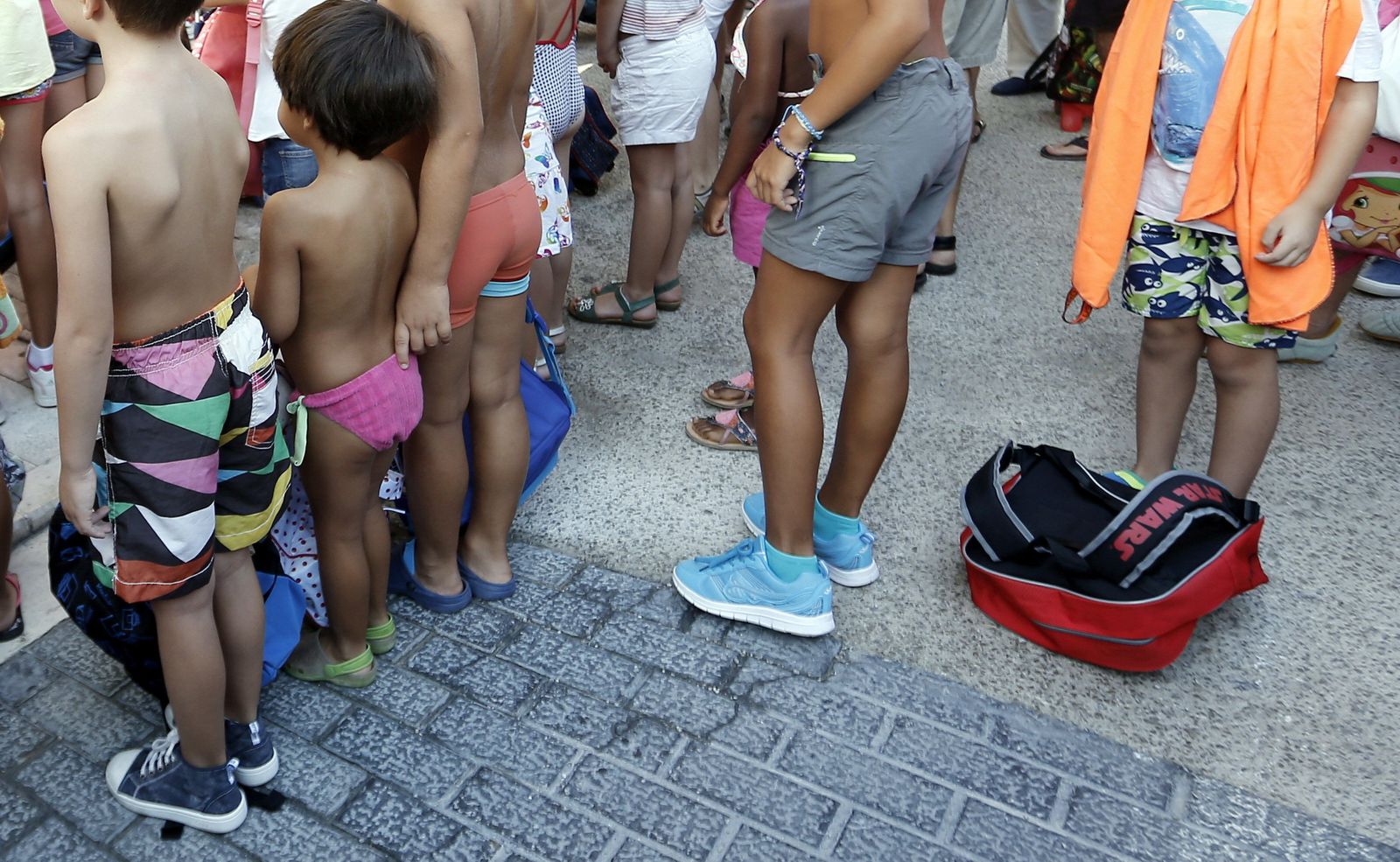 Alumnos de un colegio público acuden a clase en bañador en protesta por las altas temperaturas que soportan.