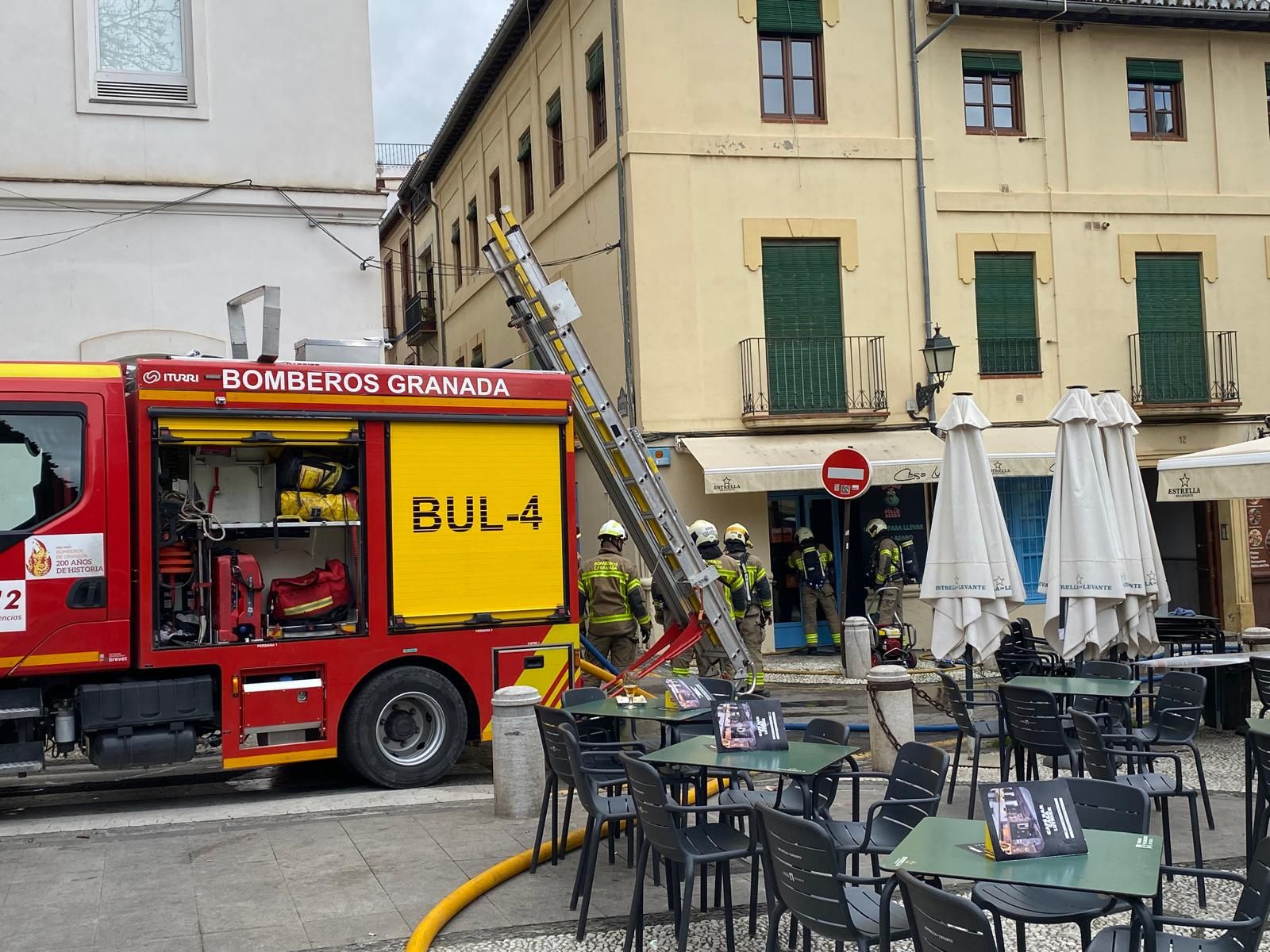 Incendio en un asadero de pollos del Campo del Príncipe en Granada