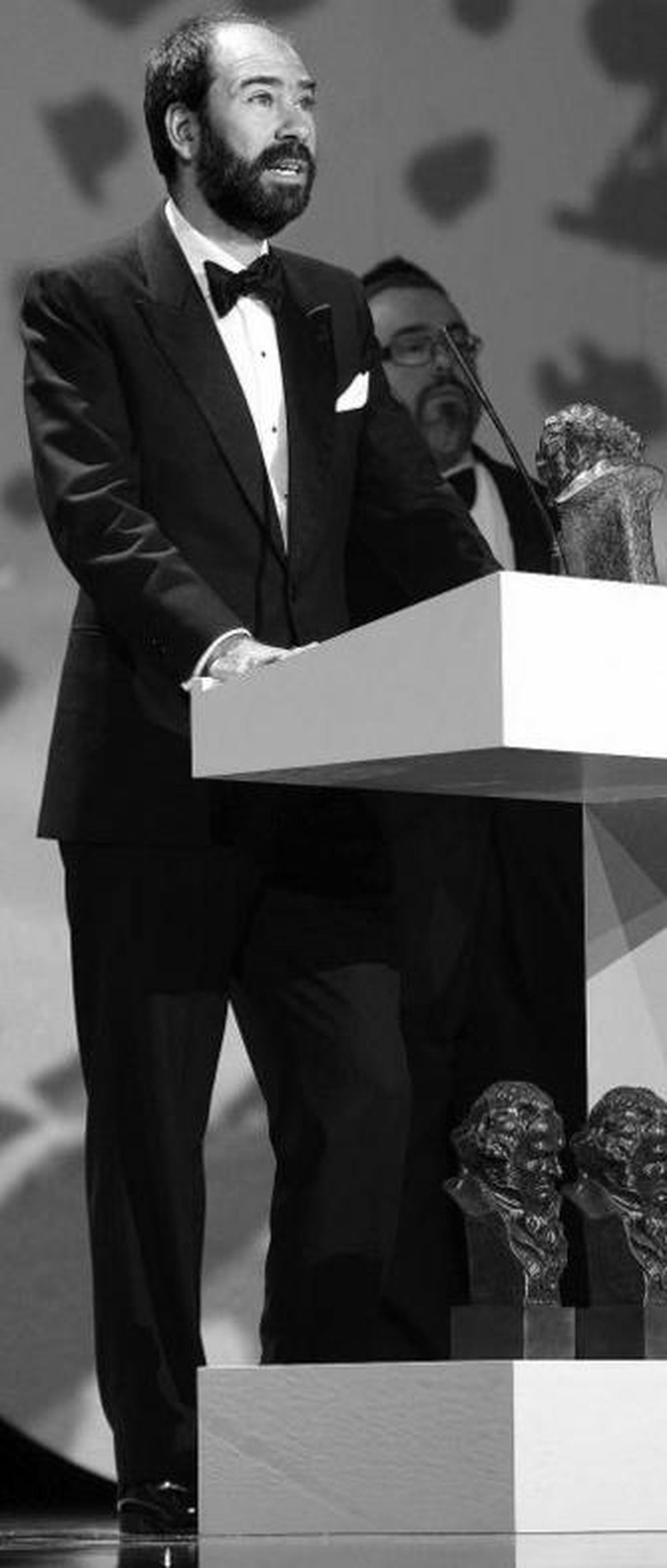 El realizador barcelonés Jaime Rosales agradece los premios.