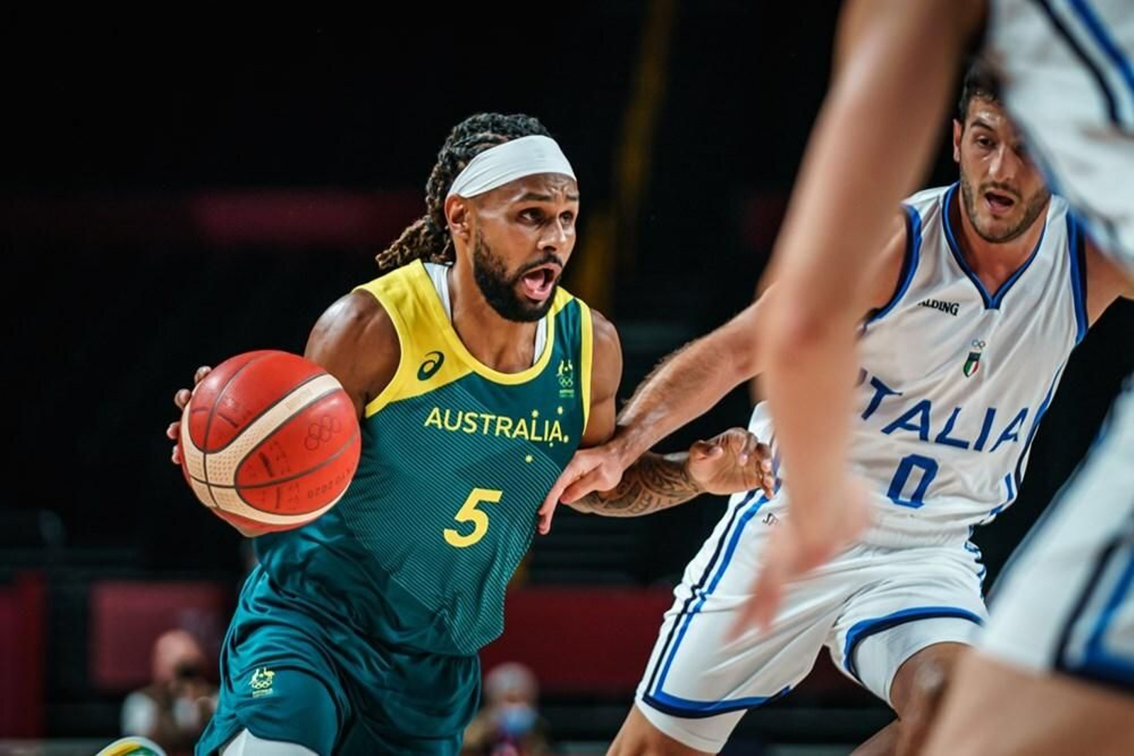 Spissu defiende a Patty Mills.