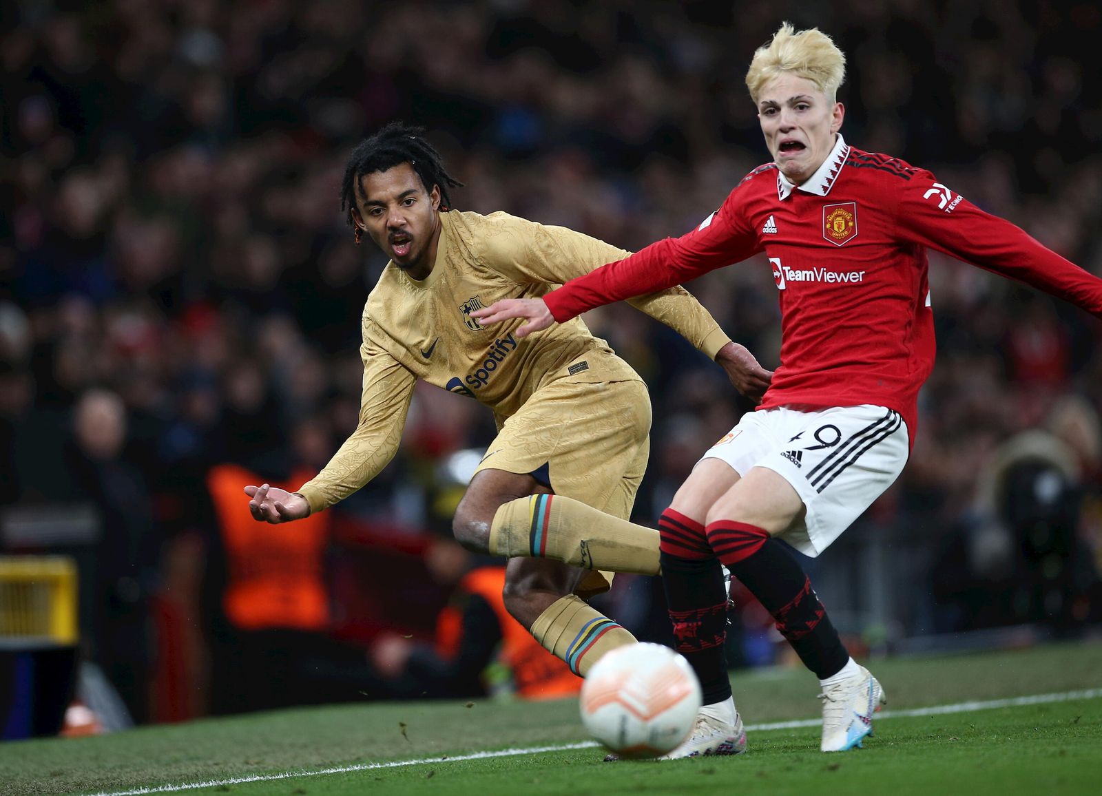 Garnacho disputa el balón con Koundé en el reciente duelo europeo con el Barcelona.