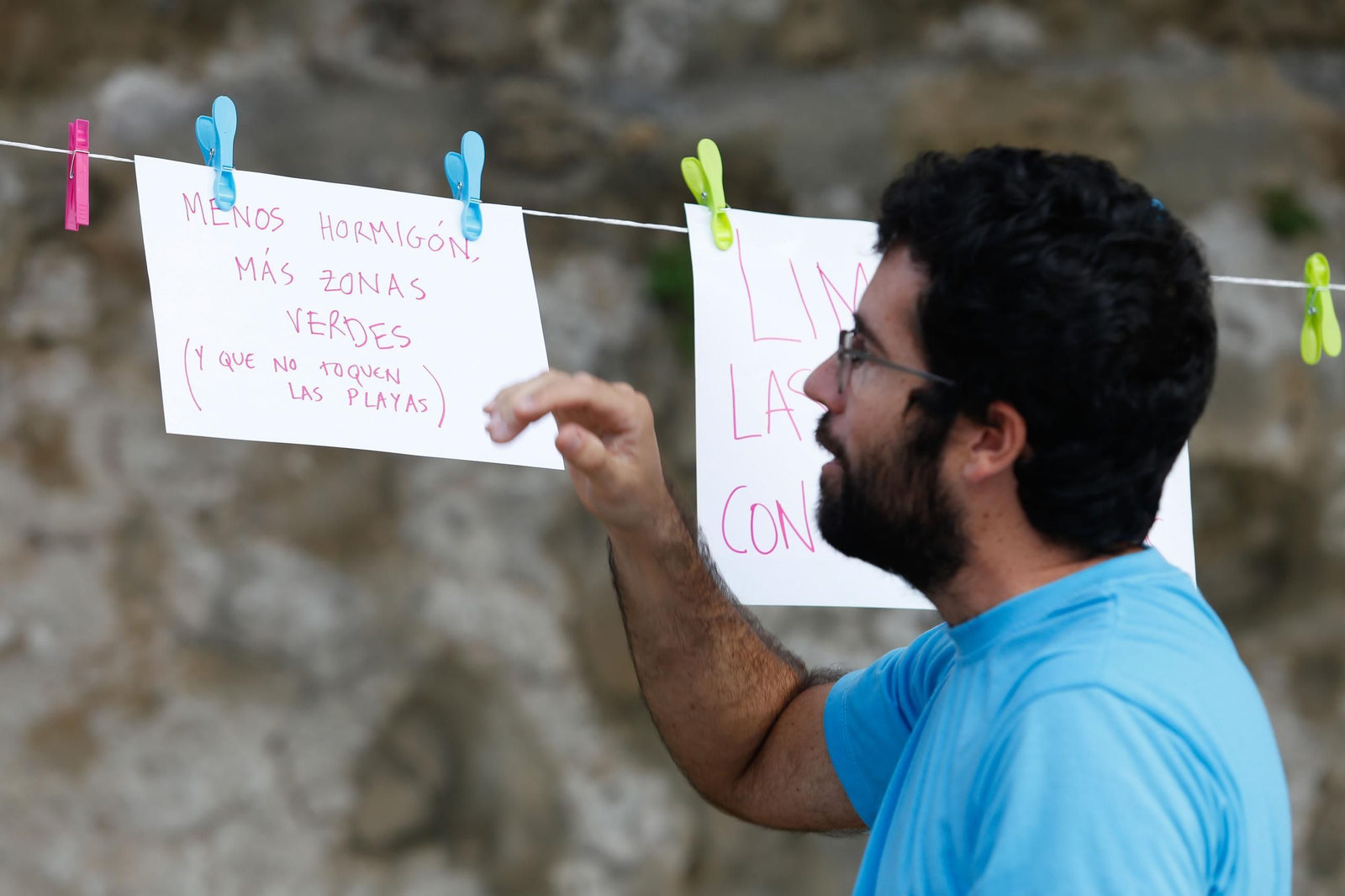 La manifestación por el derecho a una vivienda digna en Tarifa, en imágenes