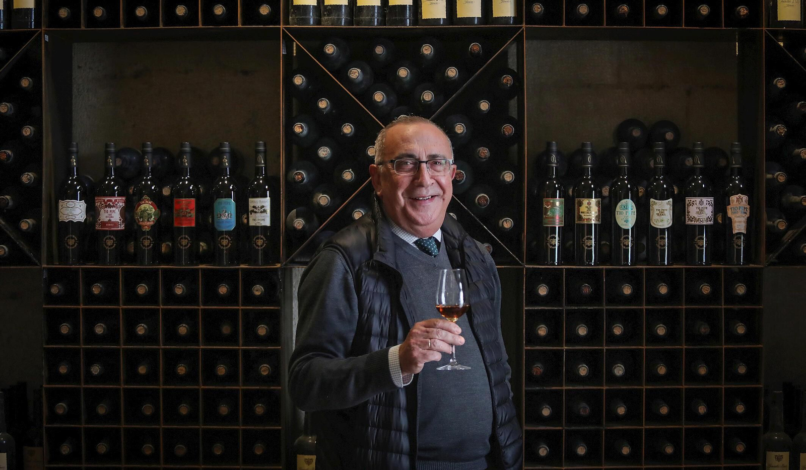 El enólogo de González Byass en el botellero histórico de González Byass ante la colección completa de Tío Pepe en Rama.