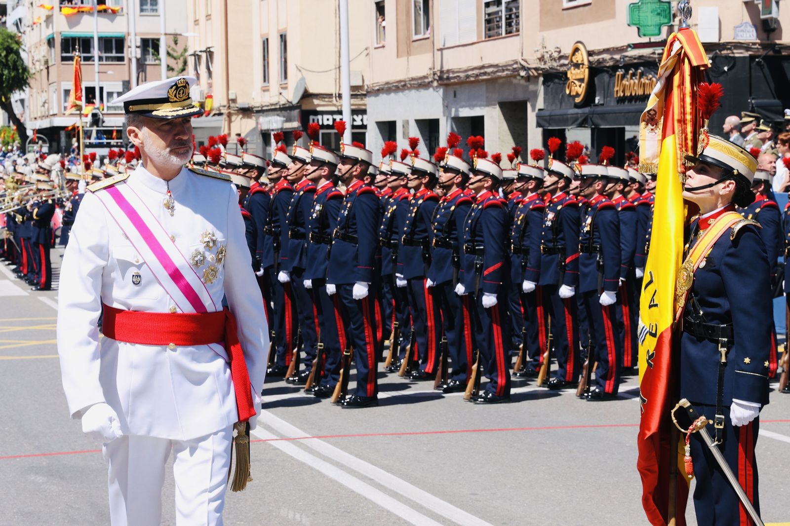 Las mejores imágenes del desfile del Día de las Fuerzas Armadas en Granada