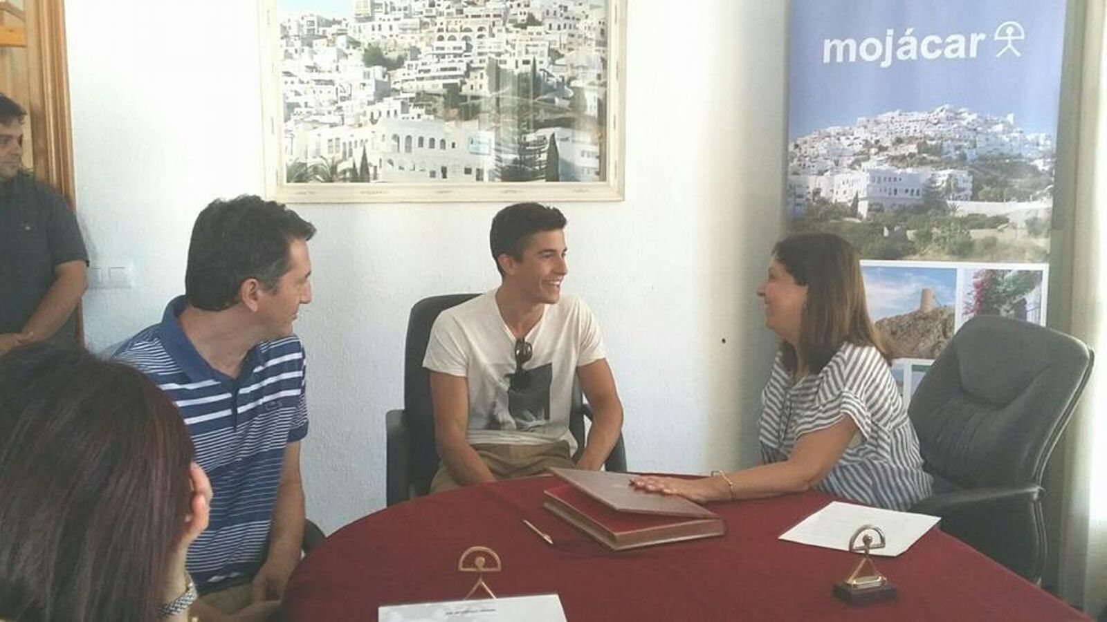 Marc Márquez firmó en el libro de honor de Mojácar, donde veraneaba habitualmente, en julio de 2017
