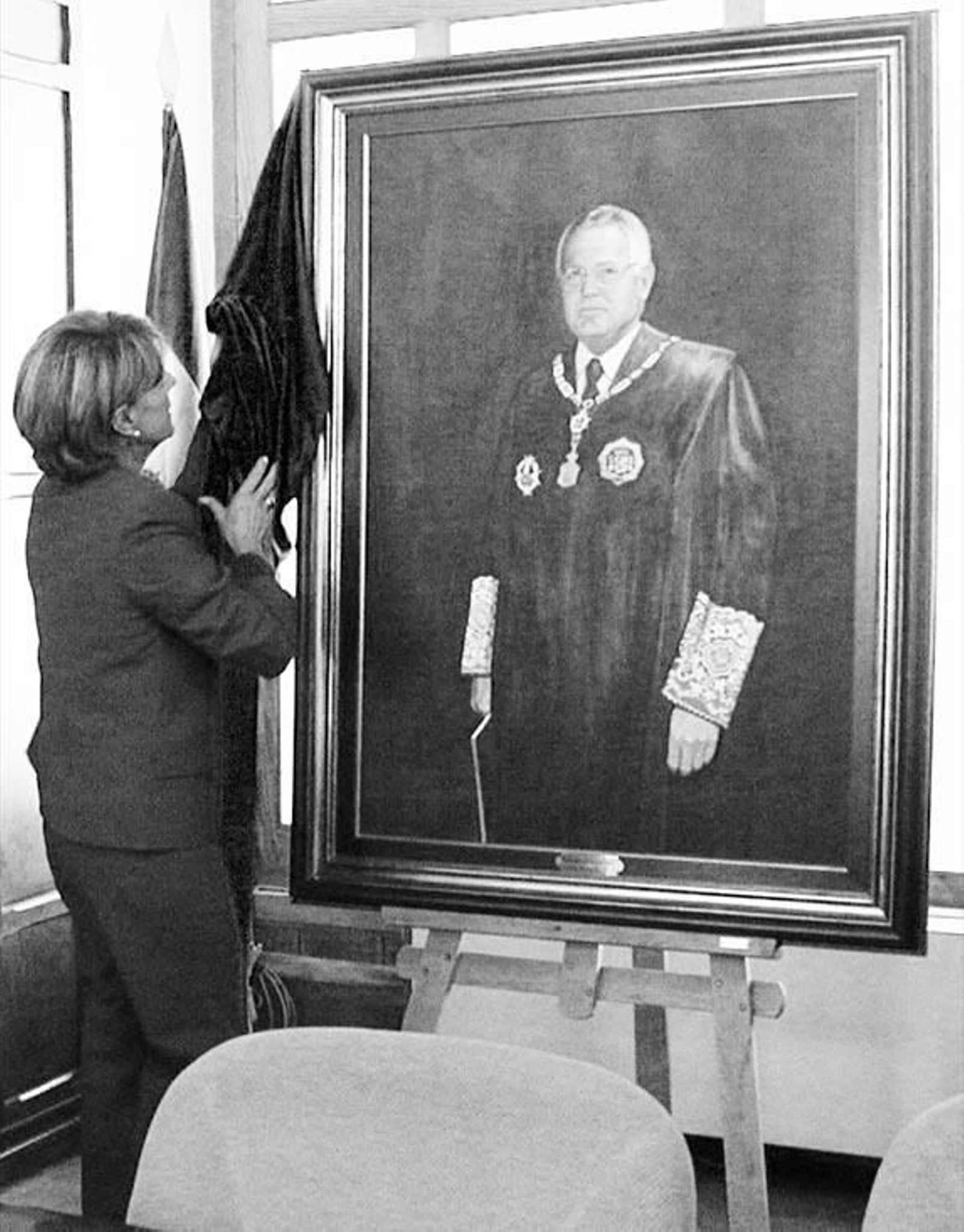 La viuda del fiscal  jefe, Rosario de la Torre, descubre el retrato de Luis  Portero , que preside la biblioteca del TSJA