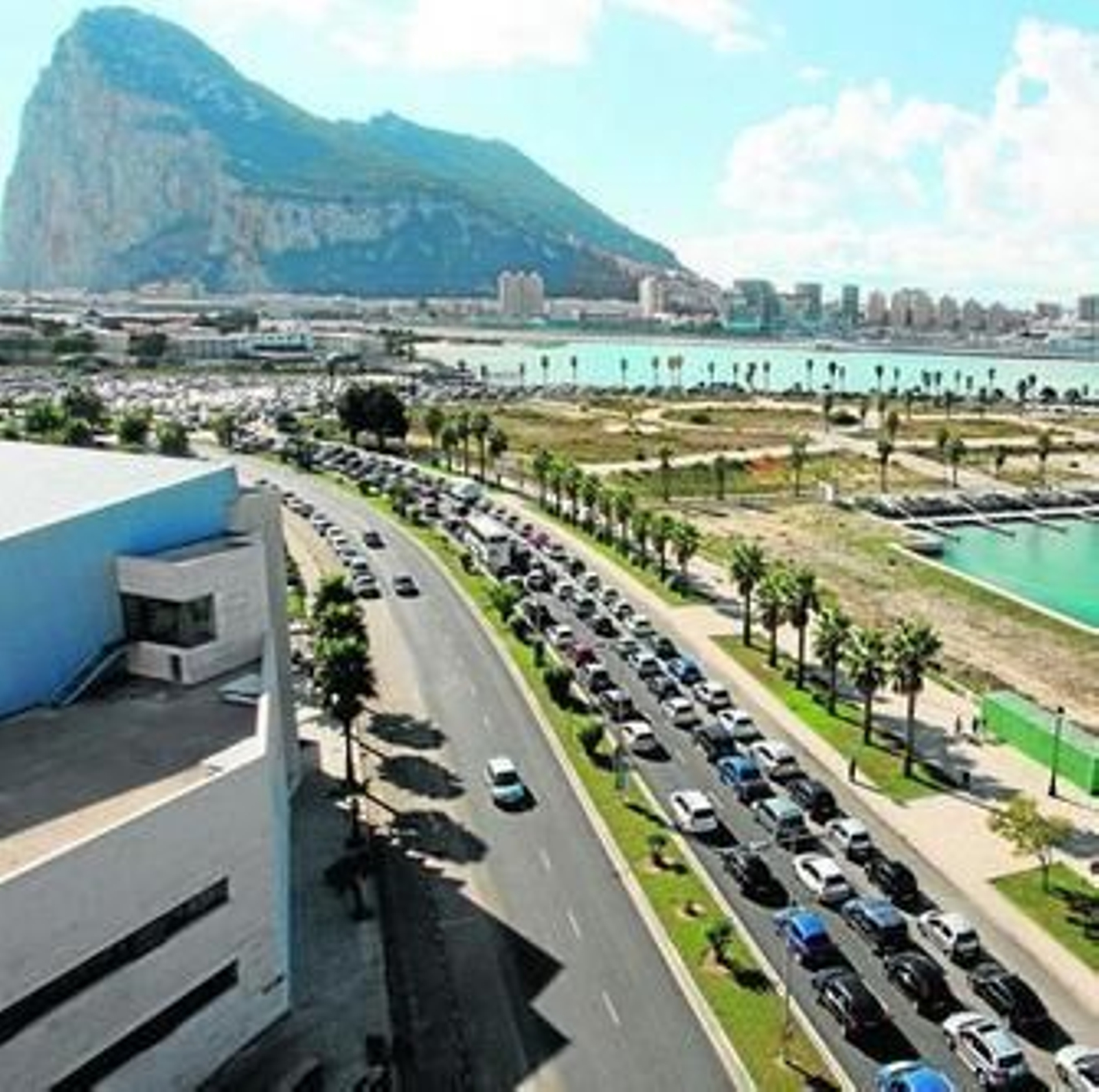 Imagen de colas de vehículos en La Línea para acceder a Gibraltar.