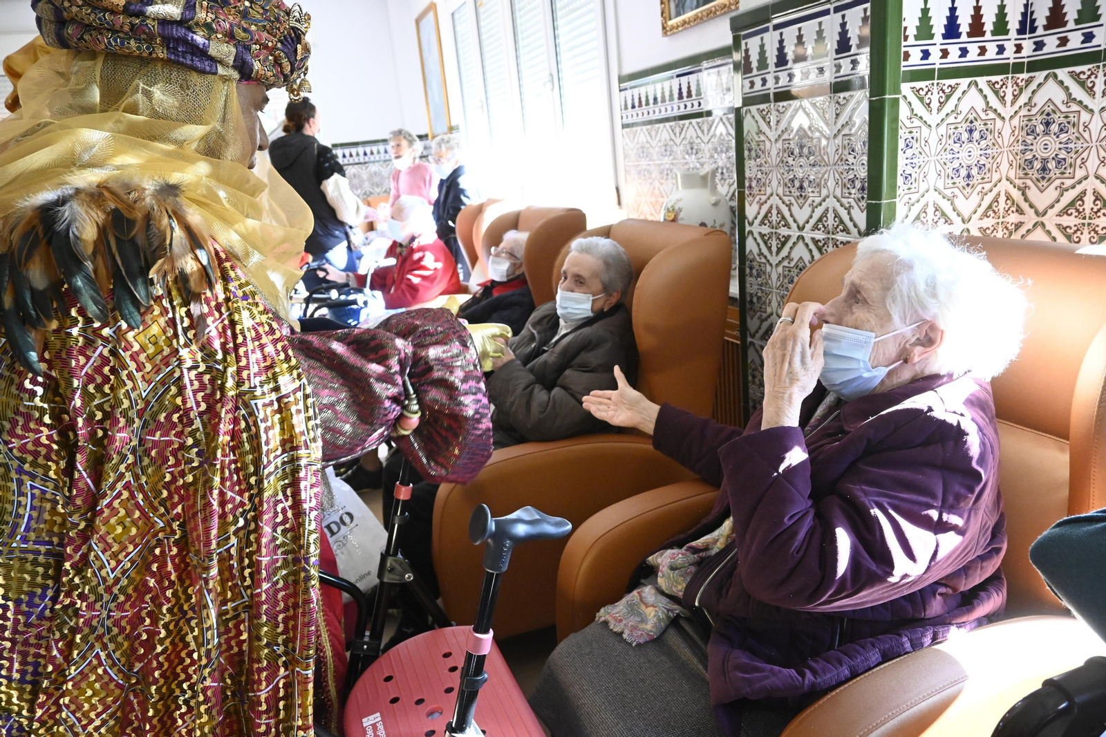 Visita de los Reyes Magos a los ancianos de los asilos de Huelva, en imágenes