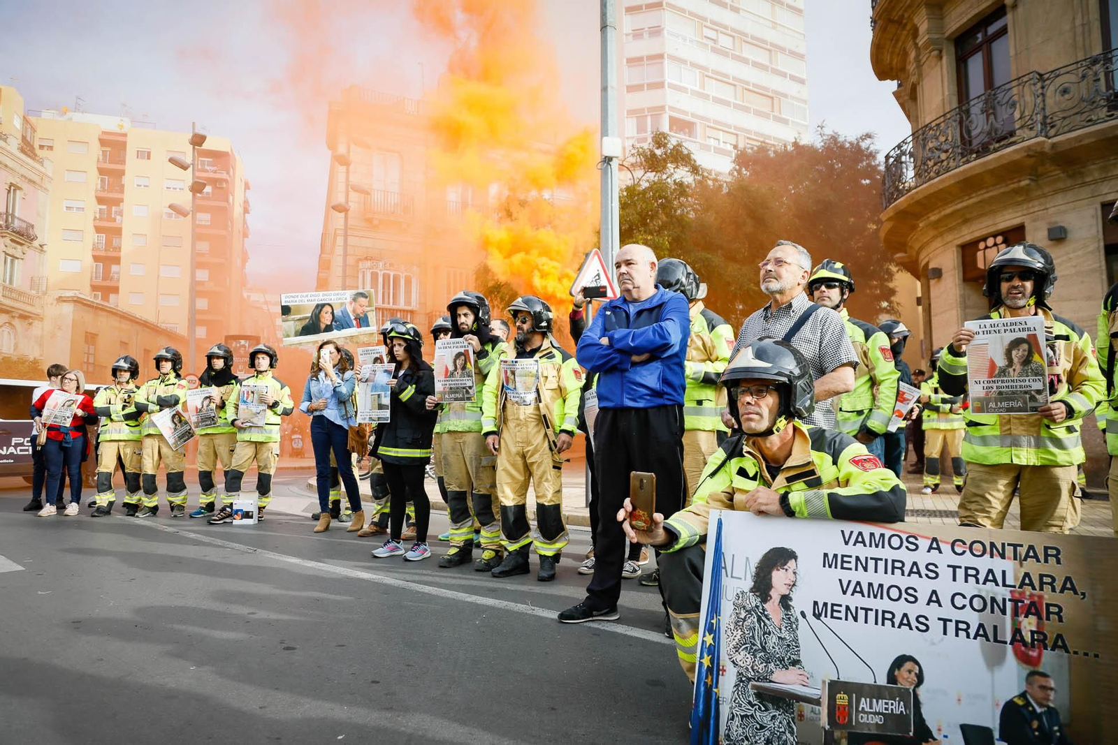 Imágenes de la manifestación de bomberos en Almería