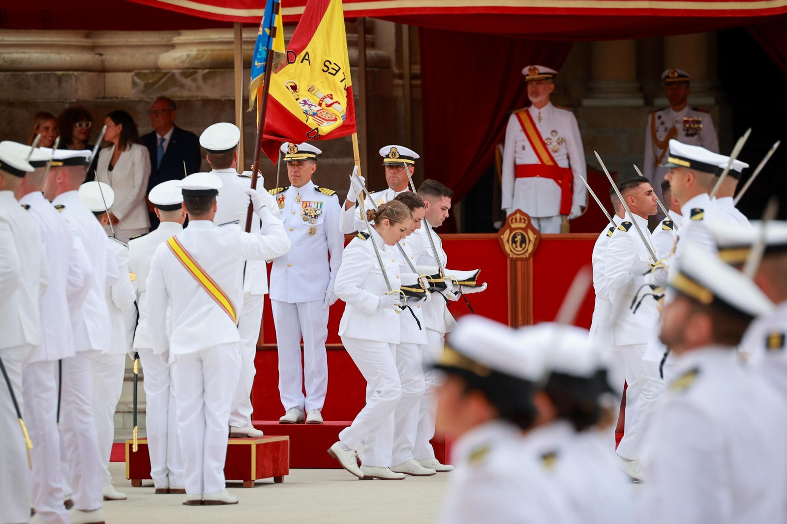 Las imágenes de la entrega de despachos a los nuevos suboficiales de la Armada que ha presidido el Rey en San Fernando