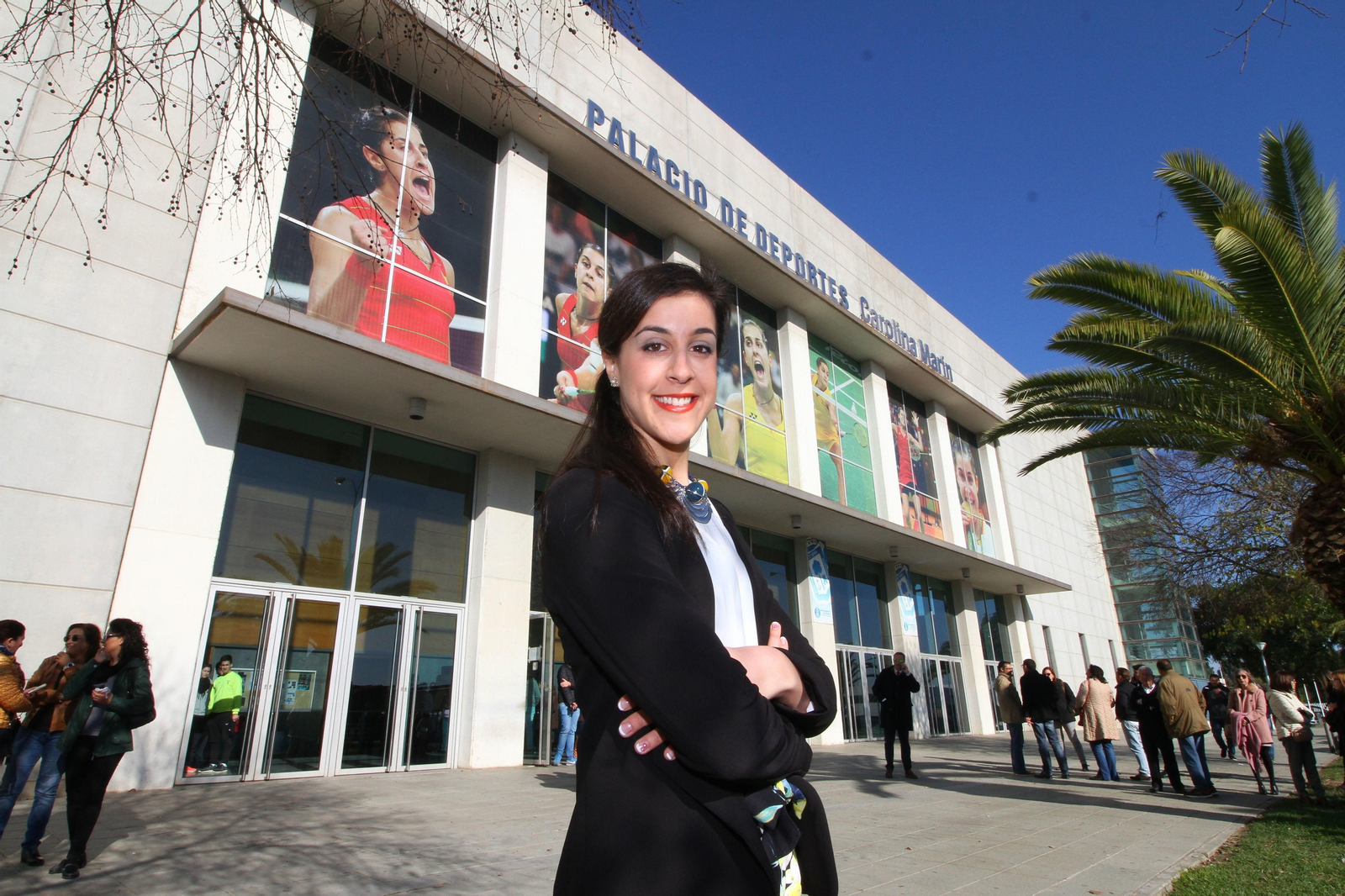Carolina Marín, frente al Palacio de Deportes de Huelva.