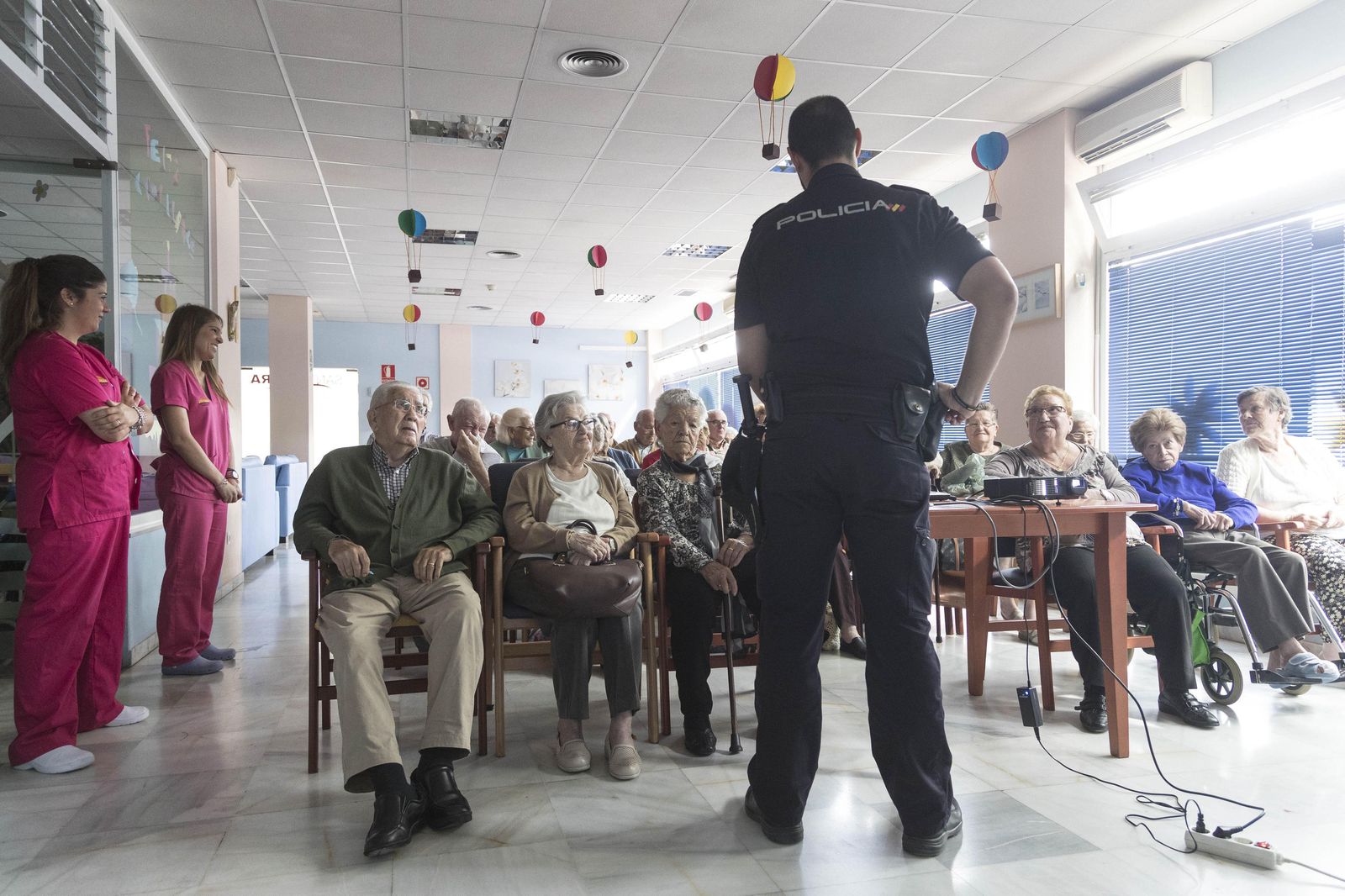 Un momento de la charla a los usuarios de la Unidad de Estancia Diurna Santa Clara Quality, en Camas, el pasado martes.