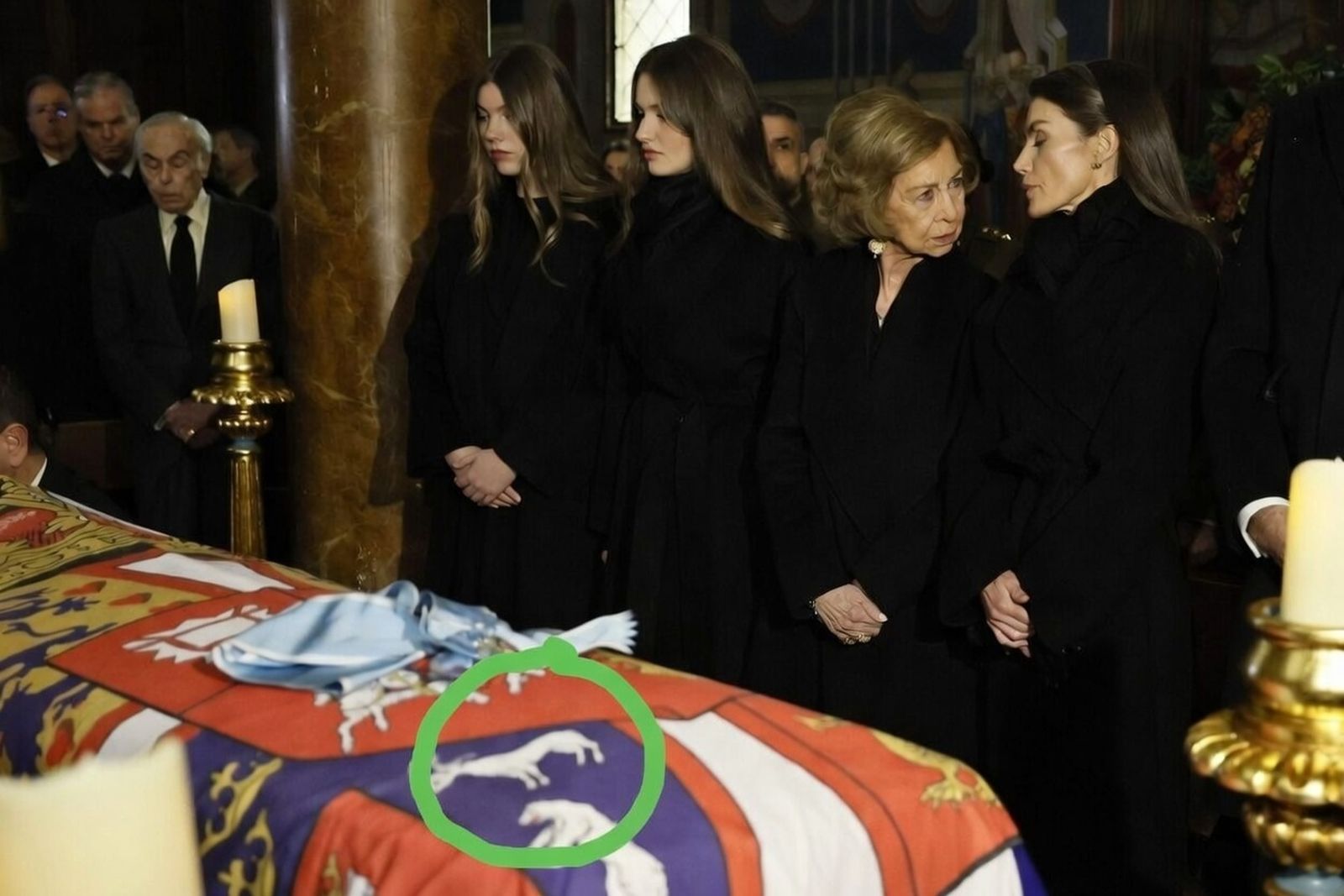 El féretro de la princesa Irene cubierto con la bandera y el escudo de la familia real griega, en el funeral de Madrid, ante doña Sofía, la reina Letizia y sus hijas