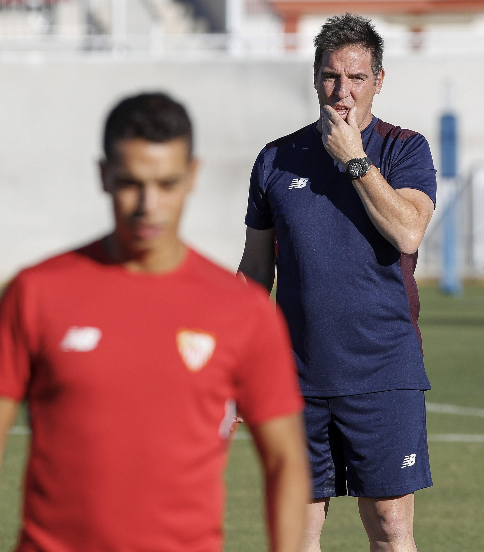 Ben Yedder, en primer plano, con Berizzo detrás atento a sus movimientos.