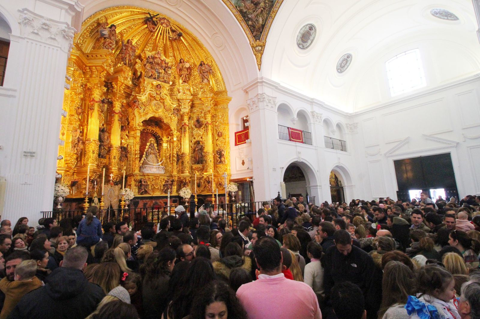 El Rocío celebra La Candelaria con la presentación de los niños a la Virgen, en imágenes