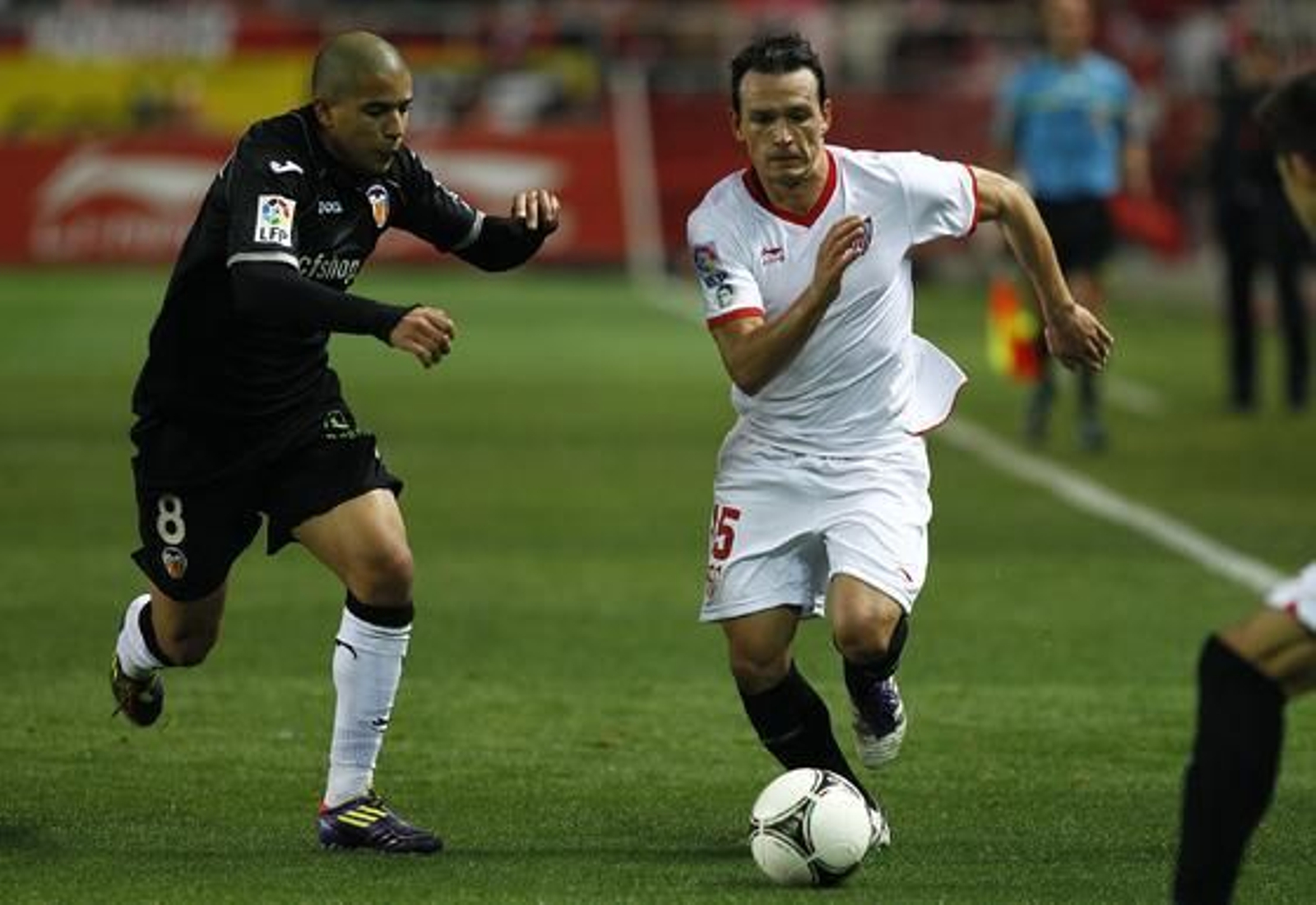 El Sevilla no puede remontar al Valencia en el Sánchez Pizjuán y queda eliminado de la Copa del Rey (2-1). / Antonio Pizarro