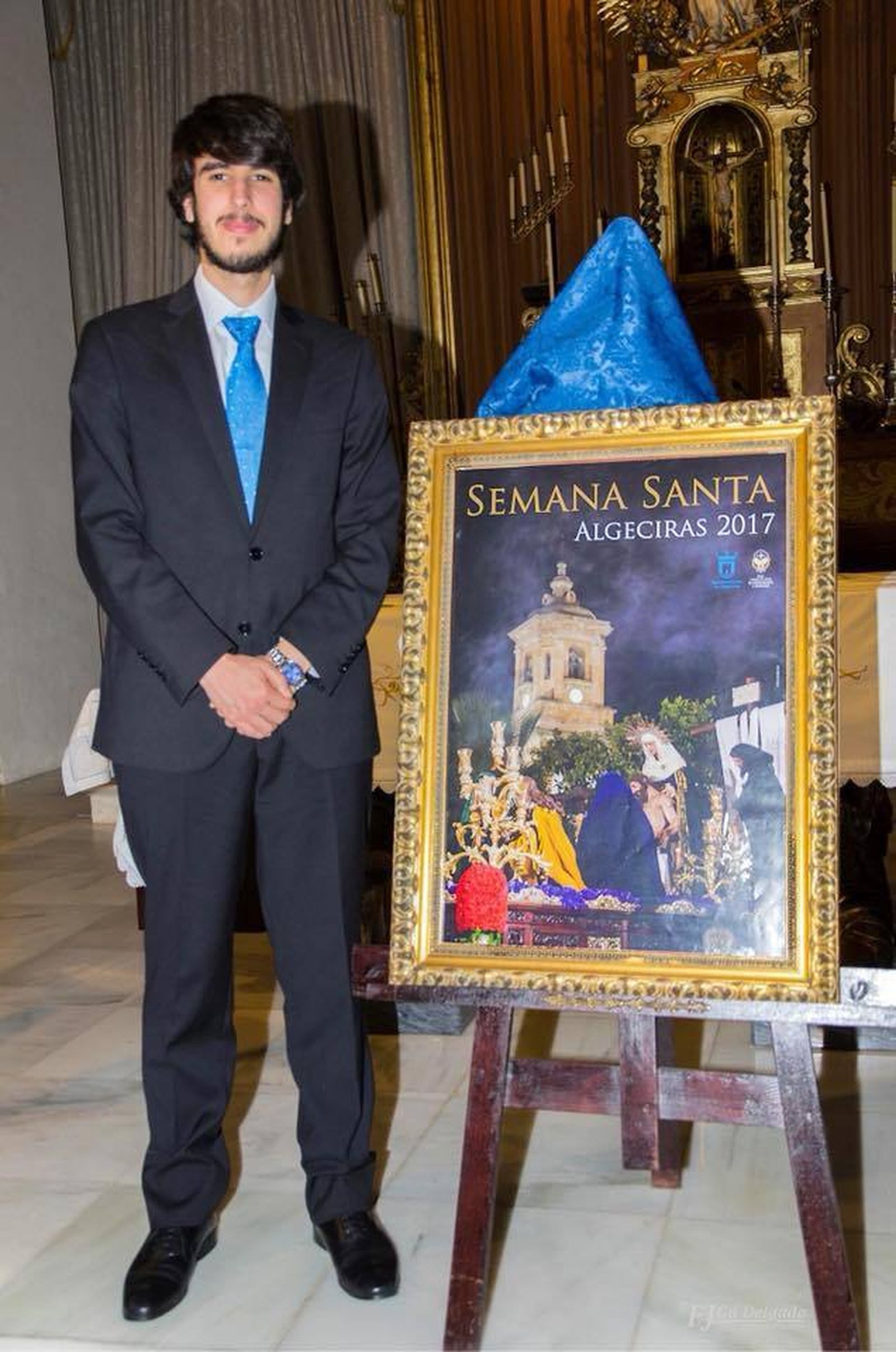 Danil Gil, junto a uno de sus carteles ganadores.