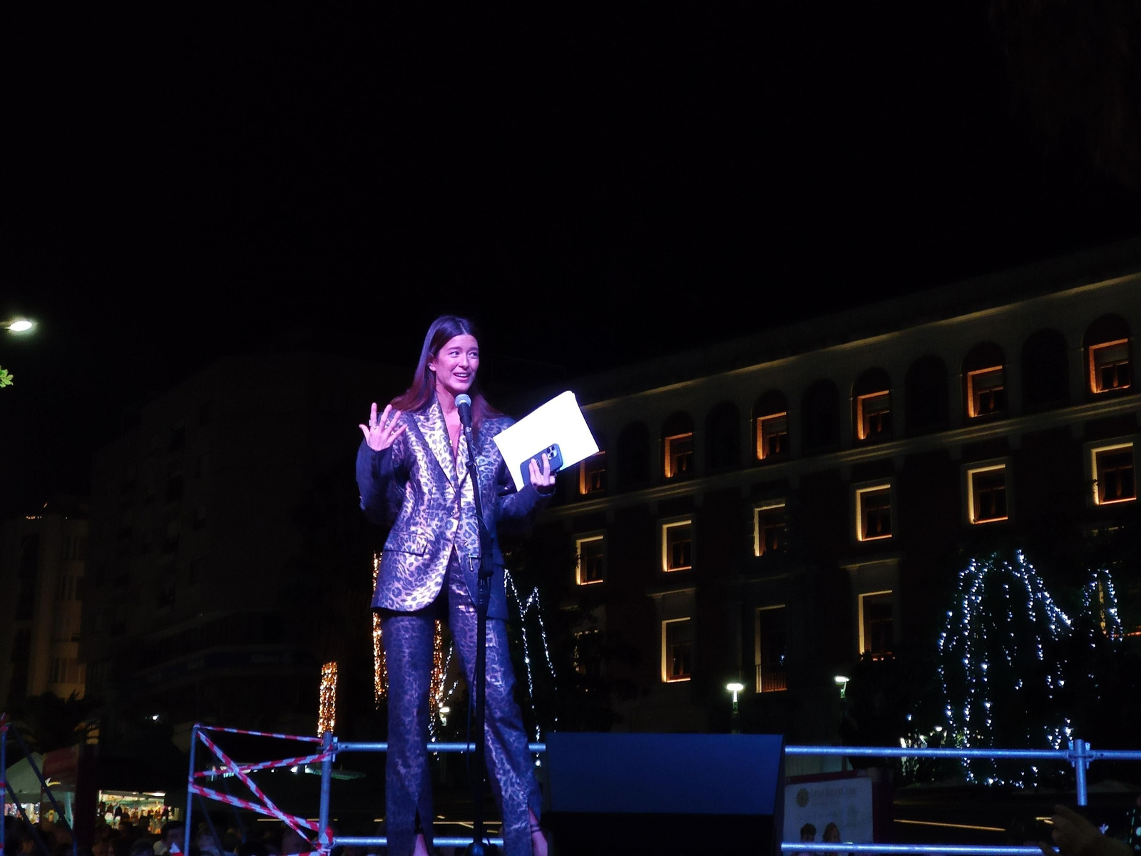 Los jiennenses disfrutan del encendido de 'La Catedral de la Navidad' con Rosa Copado como pregonera